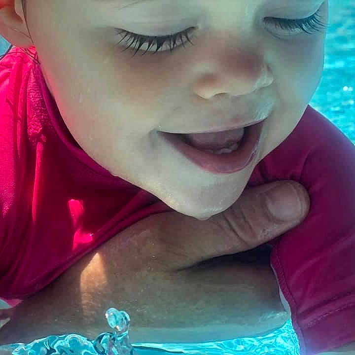 Luna a rejoint le concours — aidez-le/la à gagner de superbes lots ! blue, cheek, ear, eyebrow, eyelash, facial_expression, gesture, green, happy, jaw, light, lip, mouth, neck, nose, pink, skin, smile, sunlight, water