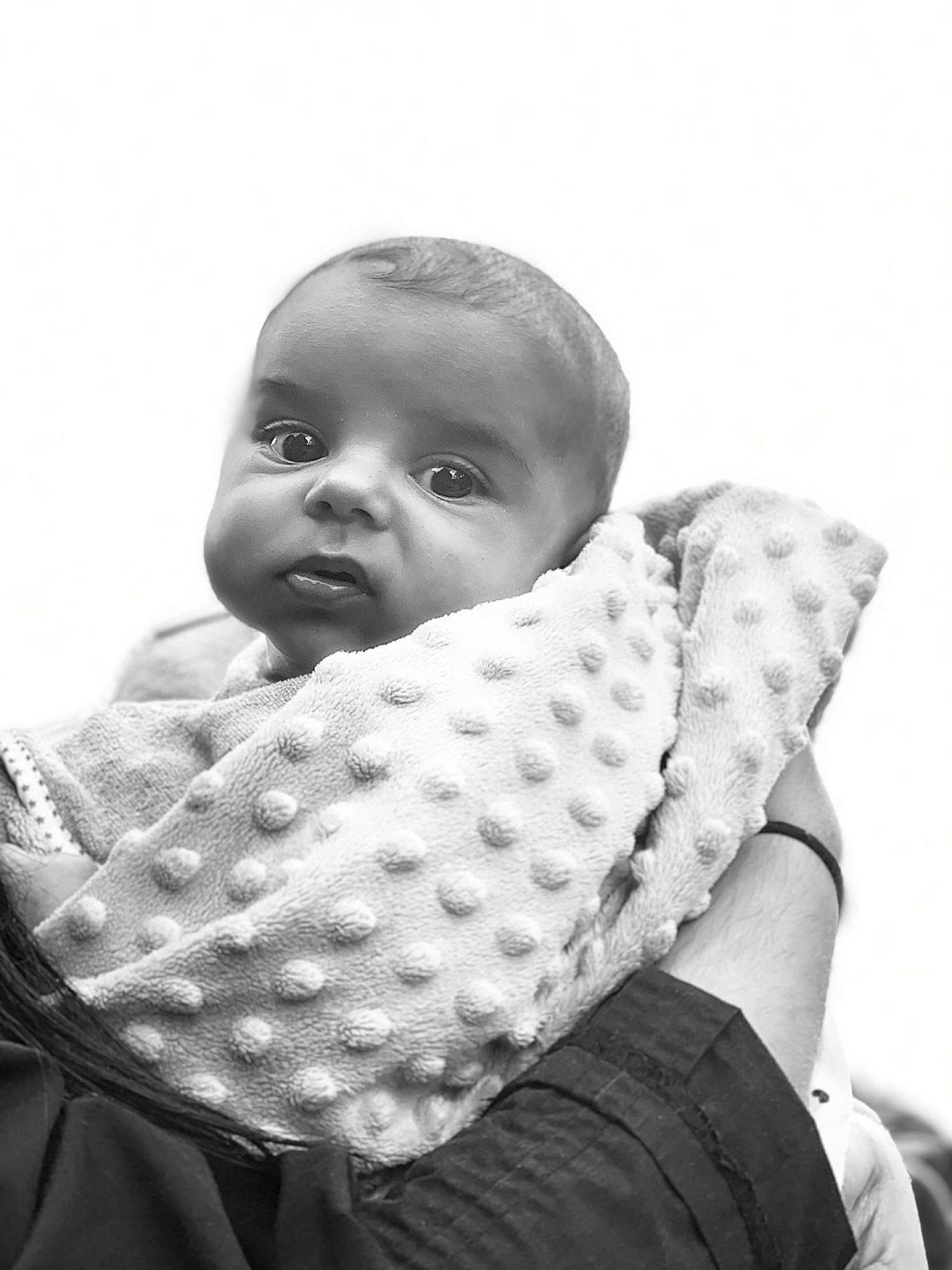 Ilyès participe au concours pour gagner de l'argent avec cette photo : baby, baby_products, baby_toddler_clothing, black, cheek, child, collar, comfort, flash_photography, gesture, happy, iris, monochrome, monochrome_photography, neck, pattern, person, portrait_photography, sitting, sleeve