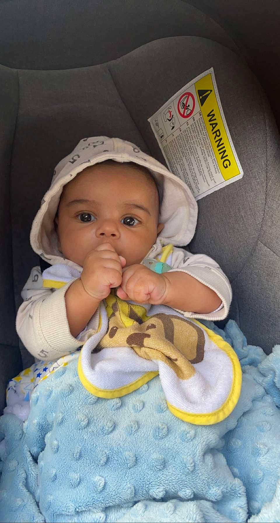 Ilyès a rejoint le concours — aidez-le/la à gagner de superbes lots ! baby, baby_in_car_seat, baby_products, baby_safety, baby_toddler_clothing, cap, cheek, child, comfort, eye, finger, fun, iris, mouth, nose, organ, person, skin, toddler, white