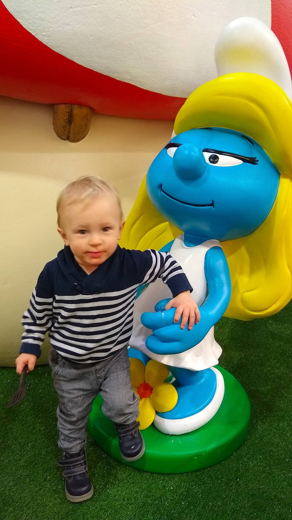 Alexandre a rejoint le concours — aidez-le/la à gagner de superbes lots ! animated_cartoon, baby, baby_toddler_clothing, baby_toys, child, electric_blue, fun, games, gesture, grass, happy, inflatable, leisure, mascot, party_supply, person, play, recreation, smile, t_shirt