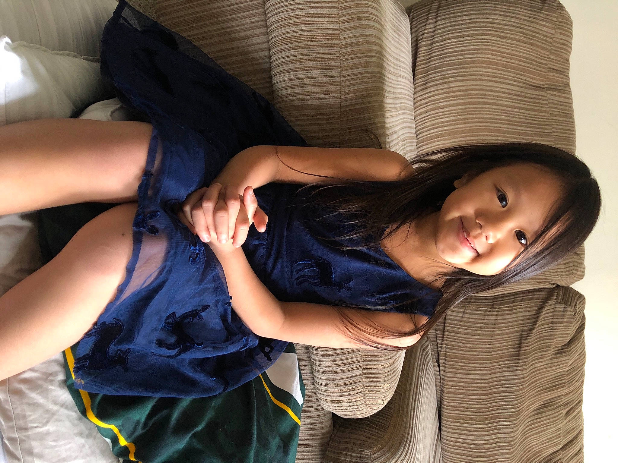 Noeleen is registered to the contest to win money with this photo: comfort, costume_accessory, couch, home_accessories, joy, lamp, lampshade, long_hair, person, photo_shoot