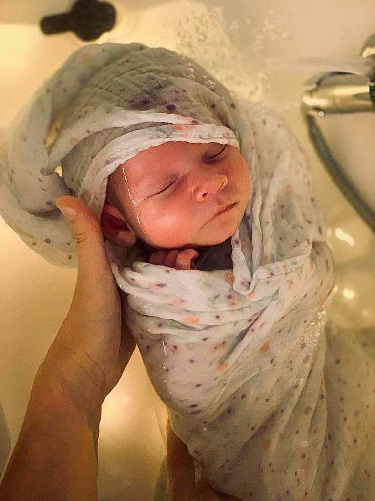 Agathe participe au concours pour gagner de l'argent avec cette photo : baby, baby_products, baby_safety, baby_sleeping, cheek, child, childbirth, comfort, finger, flesh, fun, gesture, headwear, kitchen_utensil, linens, pattern, person, room, sleep, tableware