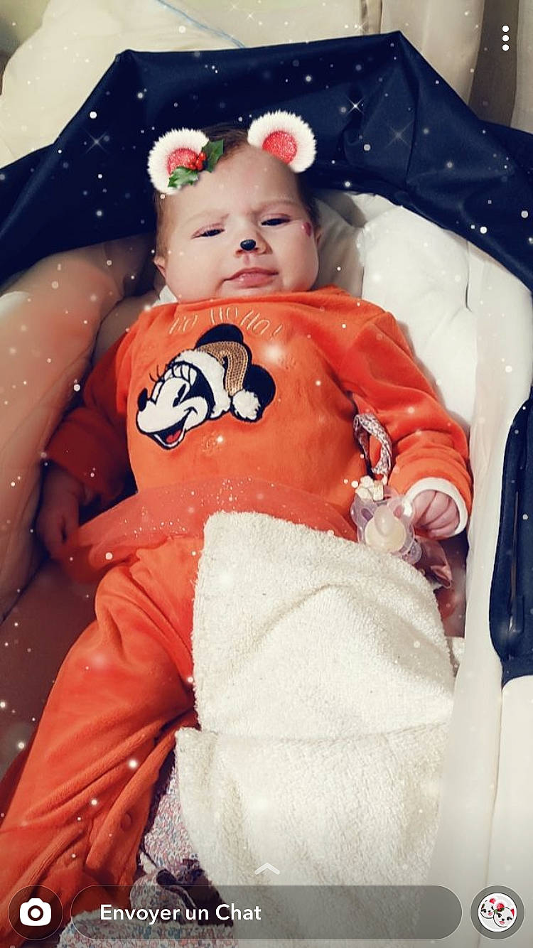 Zoé participe au concours pour gagner de l'argent avec cette photo : baby, baby_toddler_clothing, chair, cheek, child, comfort, eye, face, finger, fun, hairstyle, happy, head, headwear, lip, mammal, person, pink, red, skin