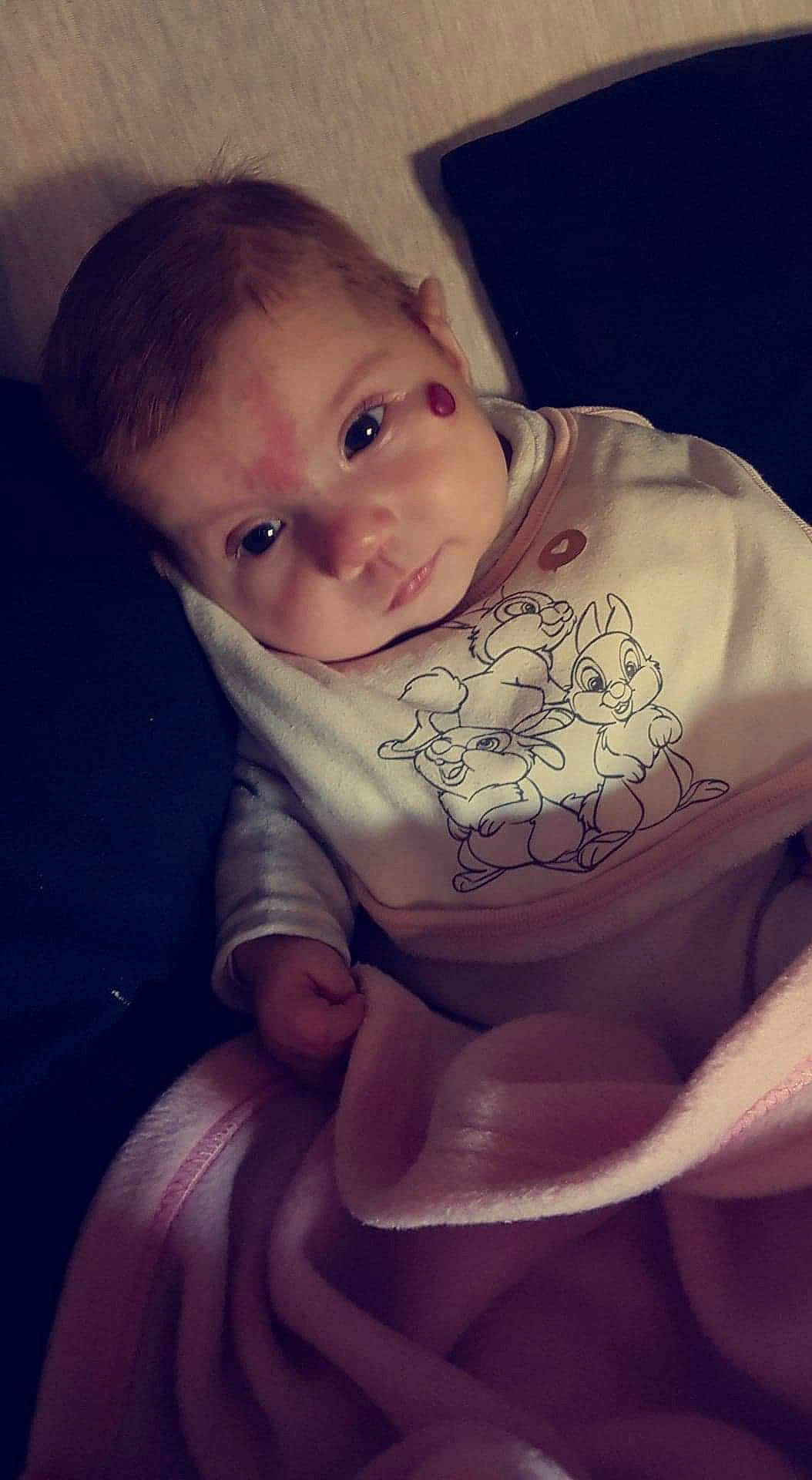 Zoé participe au concours pour gagner de l'argent avec cette photo : baby, baby_toddler_clothing, cheek, comfort, eye, eyebrow, flash_photography, gesture, hand, happy, head, human_body, iris, jaw, lip, mouth, nose, person, skin, sleeve