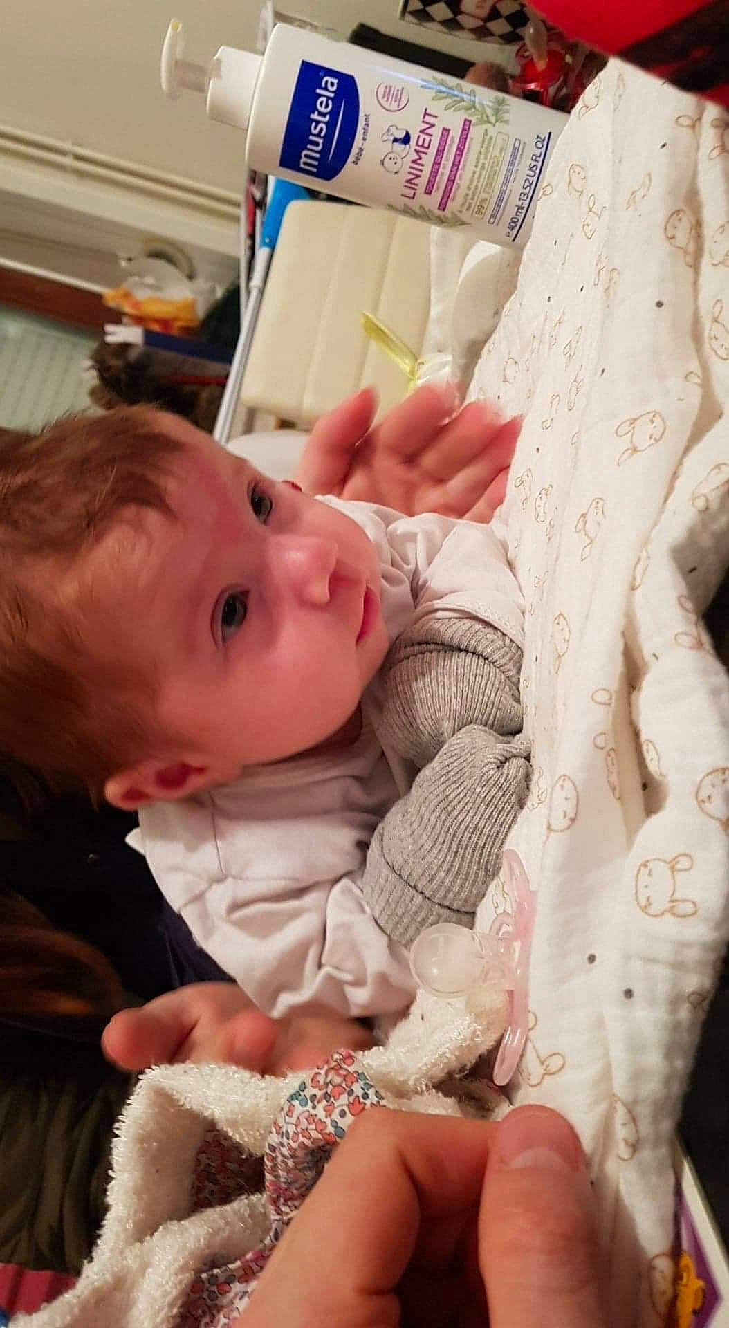 Zoé participe au concours pour gagner de l'argent avec cette photo : baby, baby_products, baby_safety, baby_toddler_clothing, cheek, child, comfort, face, finger, gesture, hand, human_body, linens, nail, pattern, person, skin, sleeve, textile, thumb