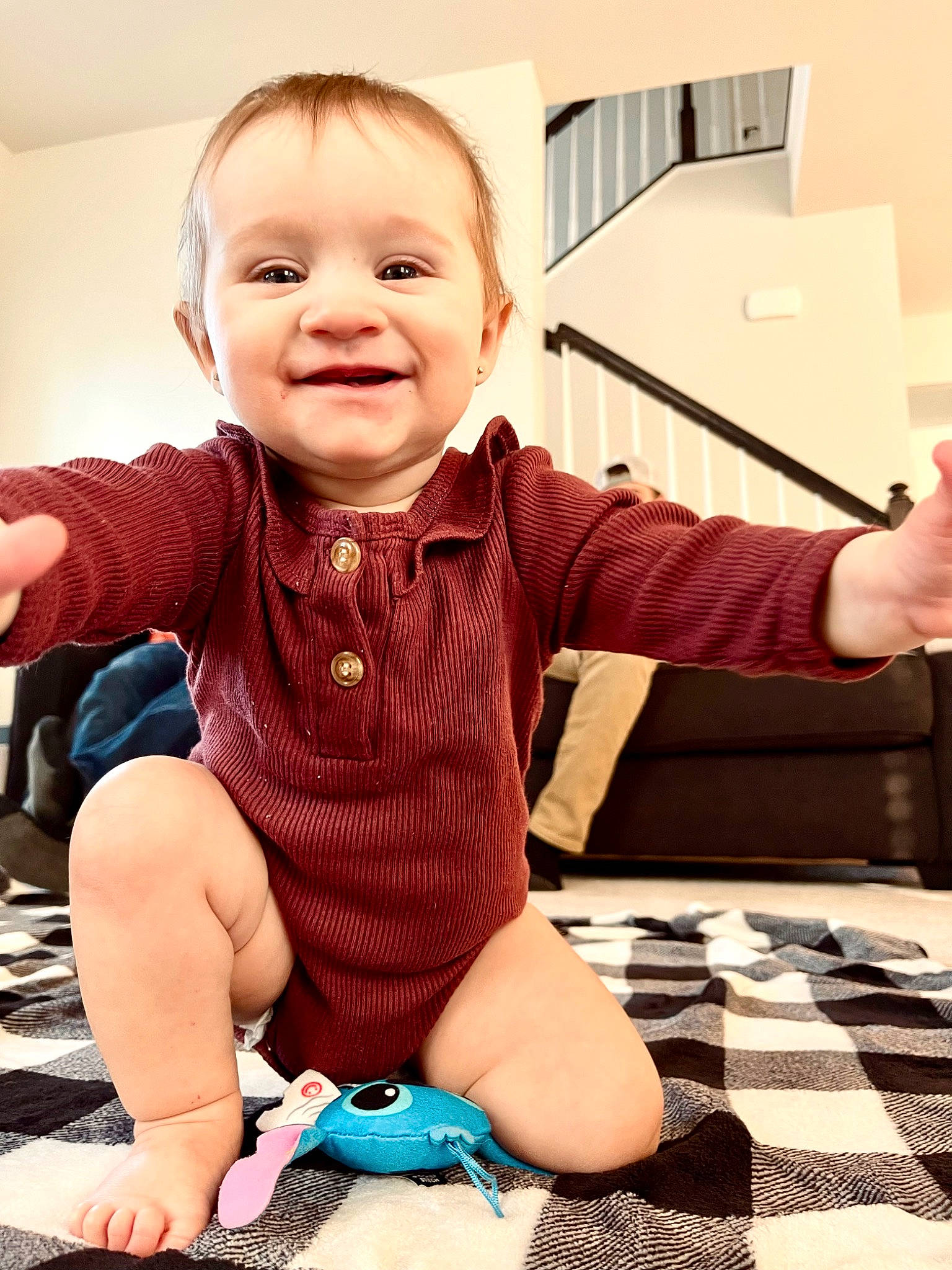 Giavanna is registered to the contest to win money with this photo: arm, baby, baby_toddler_clothing, cheek, finger, gesture, hand, happy, human_body, joint, joy, knee, neck, person, skin, sleeve, smile, standing, t_shirt, thigh