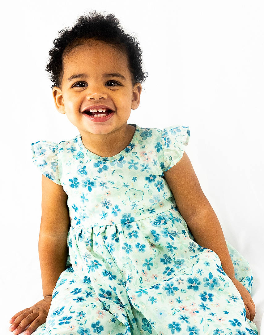 Naïzaëlle a rejoint le concours — aidez-le/la à gagner de superbes lots ! arm, baby_toddler_clothing, chin, collar, day_dress, dress, electric_blue, face, fashion_design, flash_photography, gesture, hand, happy, joy, neck, one_piece_garment, person, skin, sleeve, smile