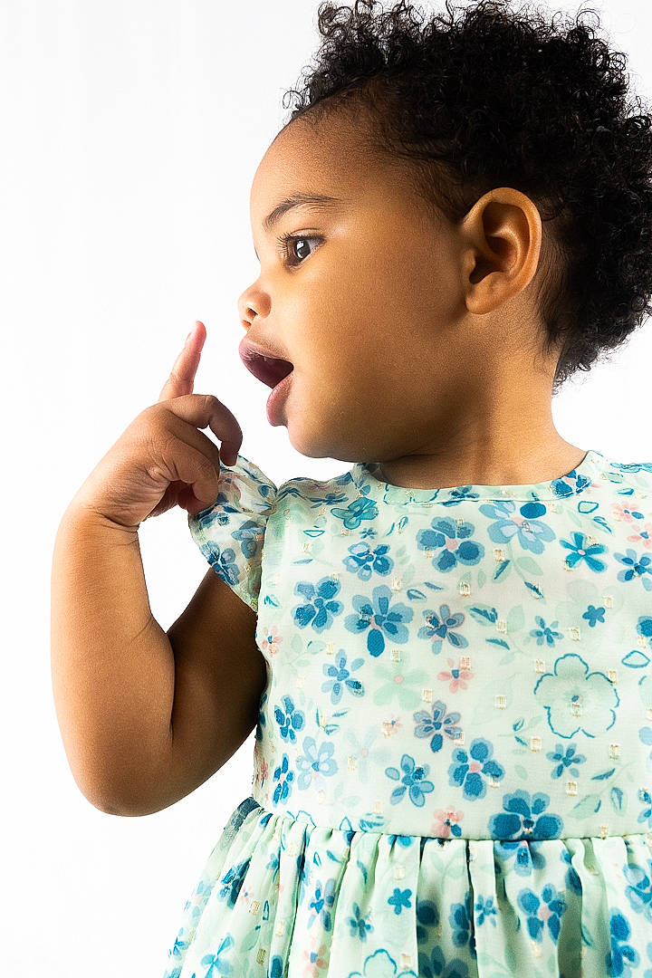 Naïzaëlle a rejoint le concours — aidez-le/la à gagner de superbes lots ! arm, azure, cheek, eye, eyelash, flash_photography, hair, hairstyle, hand, happy, human_body, joint, lip, neck, nose, one_piece_garment, outerwear, person, shoulder, skin