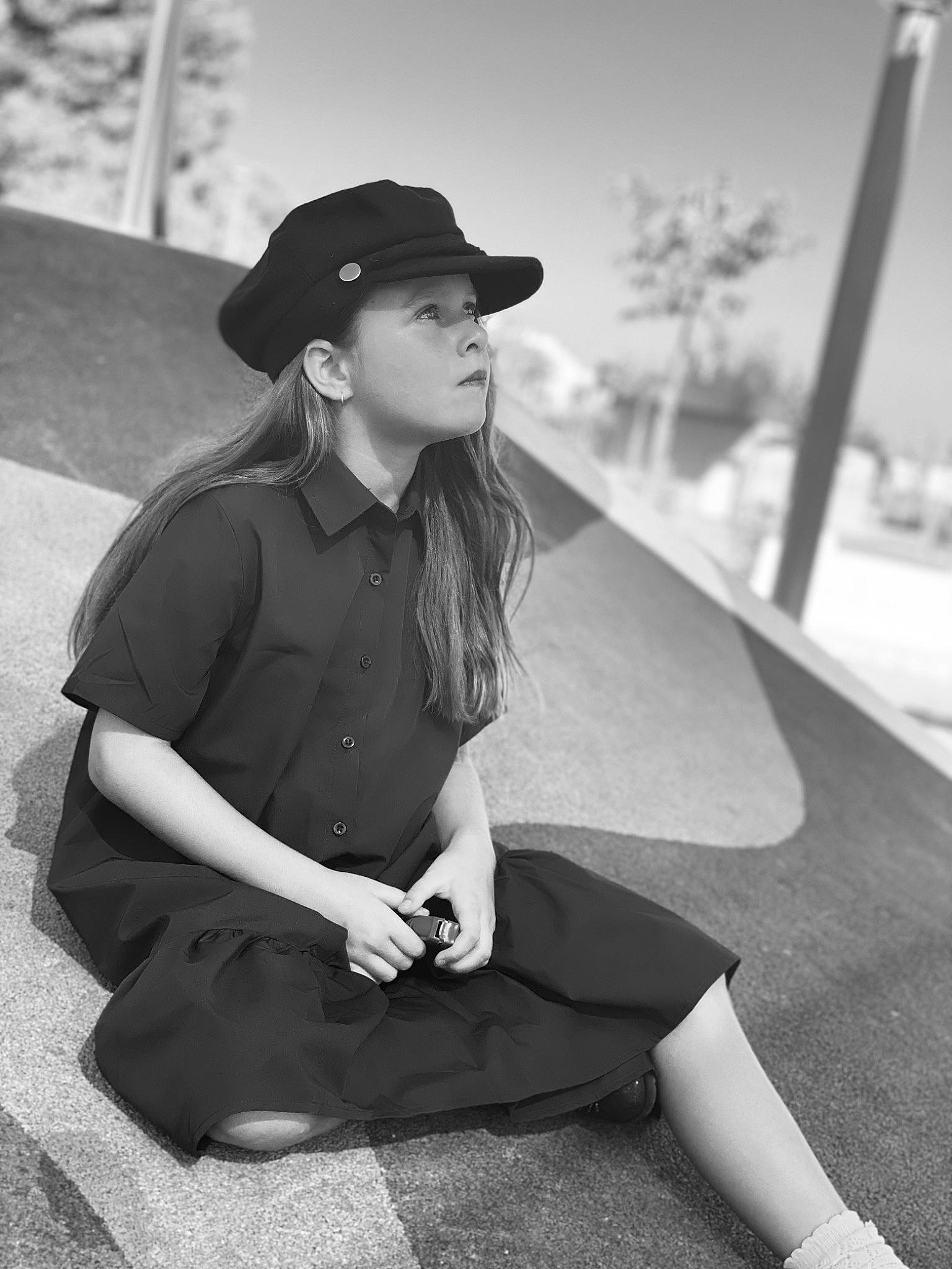 Delia a rejoint le concours — aidez-le/la à gagner de superbes lots ! baseball_cap, black, black_and_white, black_hair, cap, eyewear, flash_photography, grey, hairstyle, headwear, human_leg, knee, monochrome, monochrome_photography, person, shoulder, sleeve, standing, style, t_shirt