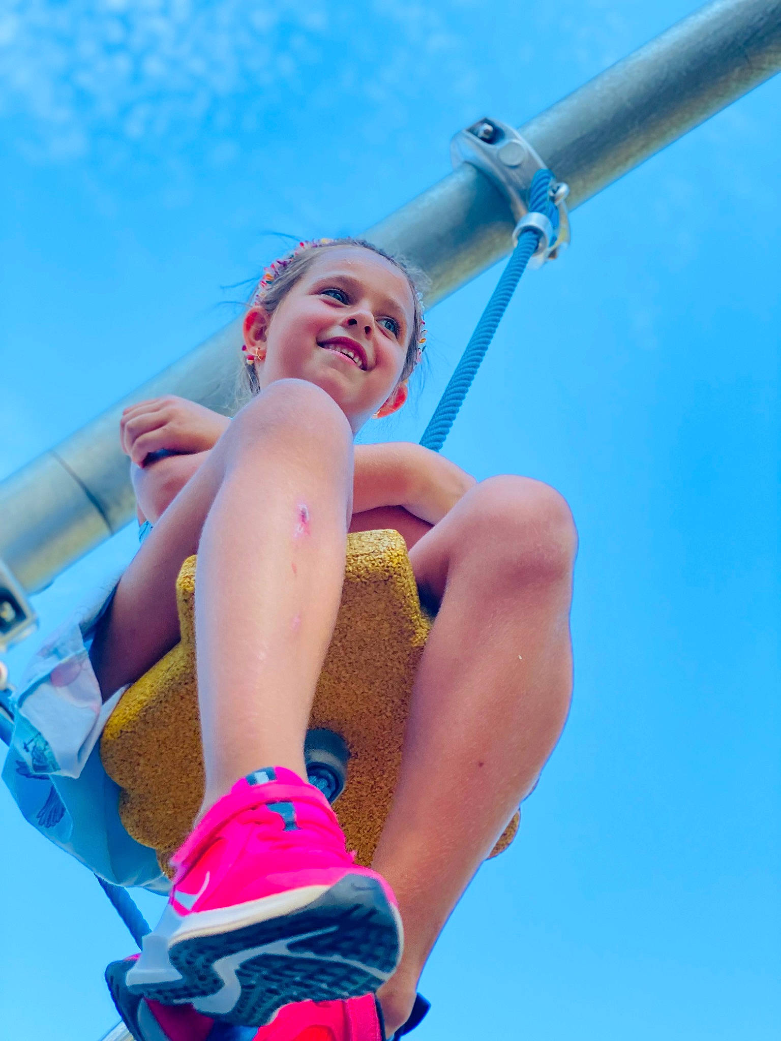 Delia participe au concours pour gagner de l'argent avec cette photo : blue, cloud, elbow, electric_blue, foot, fun, happy, human_body, human_leg, joy, knee, leg, leisure, person, recreation, shorts, sky, smile, sun_tanning, swimwear