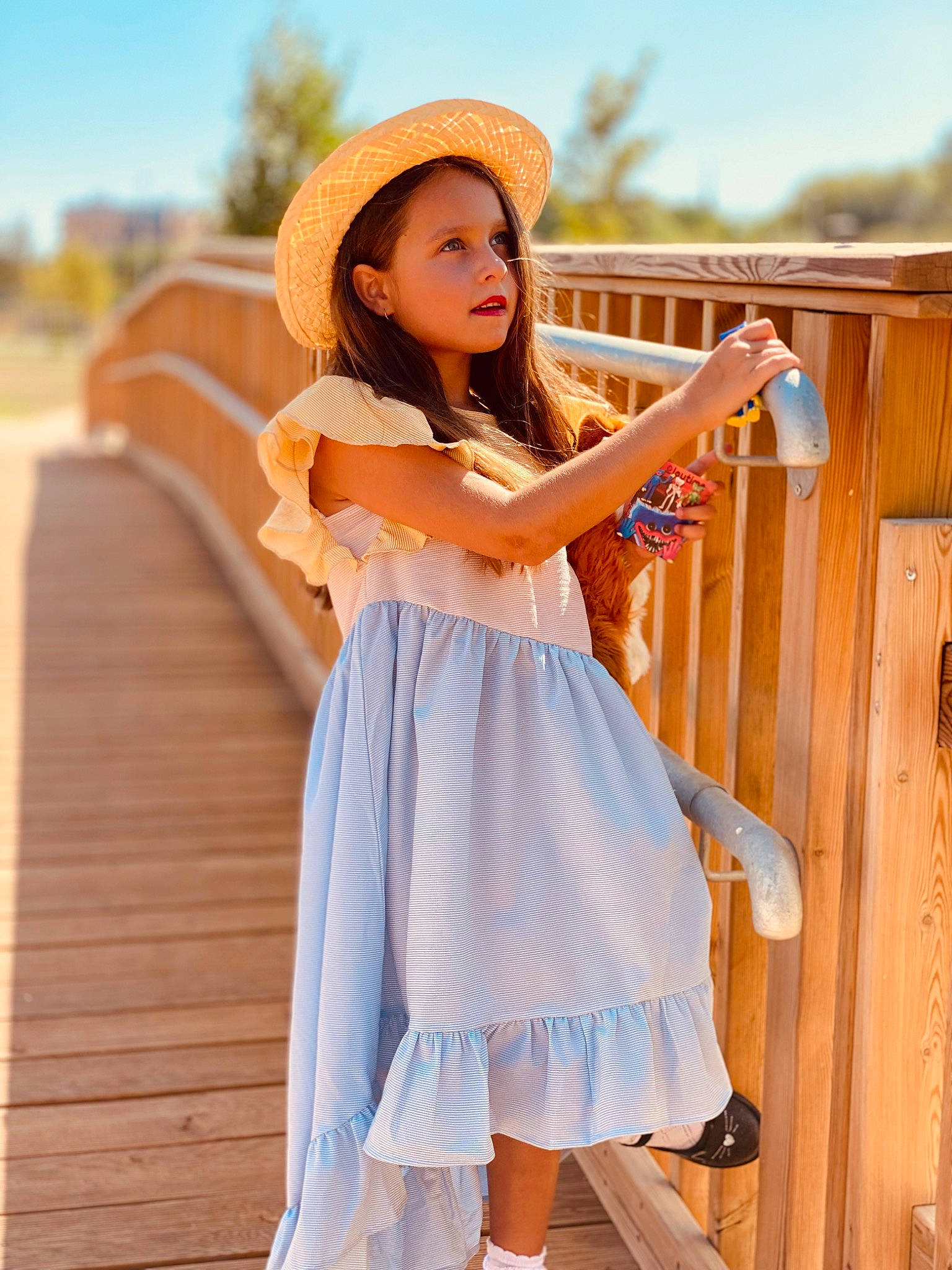 Delia participe au concours pour gagner de l'argent avec cette photo : day_dress, dress, electric_blue, fashion_design, flash_photography, hairstyle, happy, hat, human_body, human_leg, knee, long_hair, neck, person, sky, sleeve, summer, sun_hat, thigh, trunk