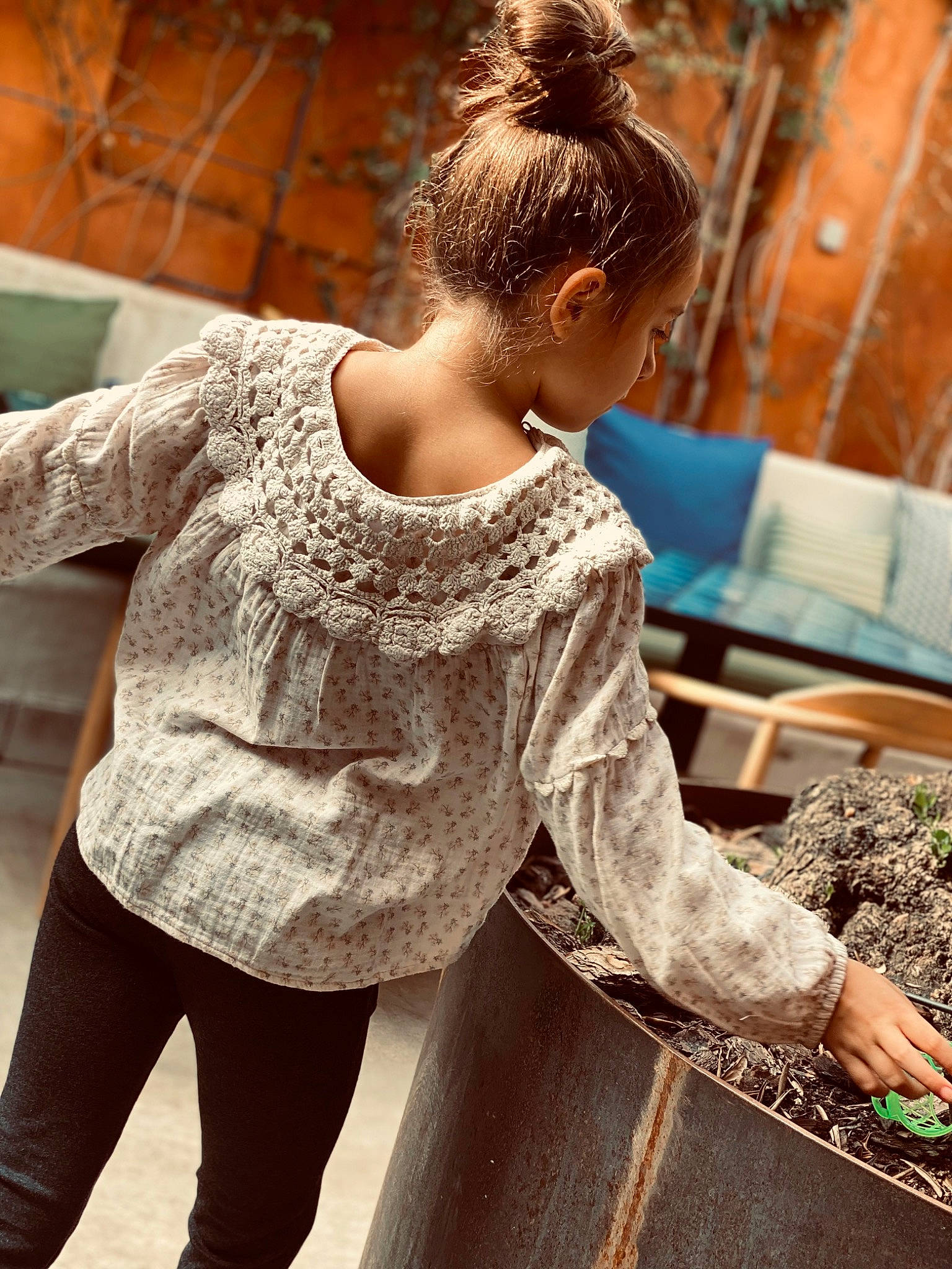 Delia participe au concours pour gagner de l'argent avec cette photo : beauty, blond, brown_hair, denim, embellishment, fashion, fashion_design, hairstyle, human, human_leg, joint, long_hair, pattern, person, sleeve, t_shirt, textile, thigh, trunk, waist