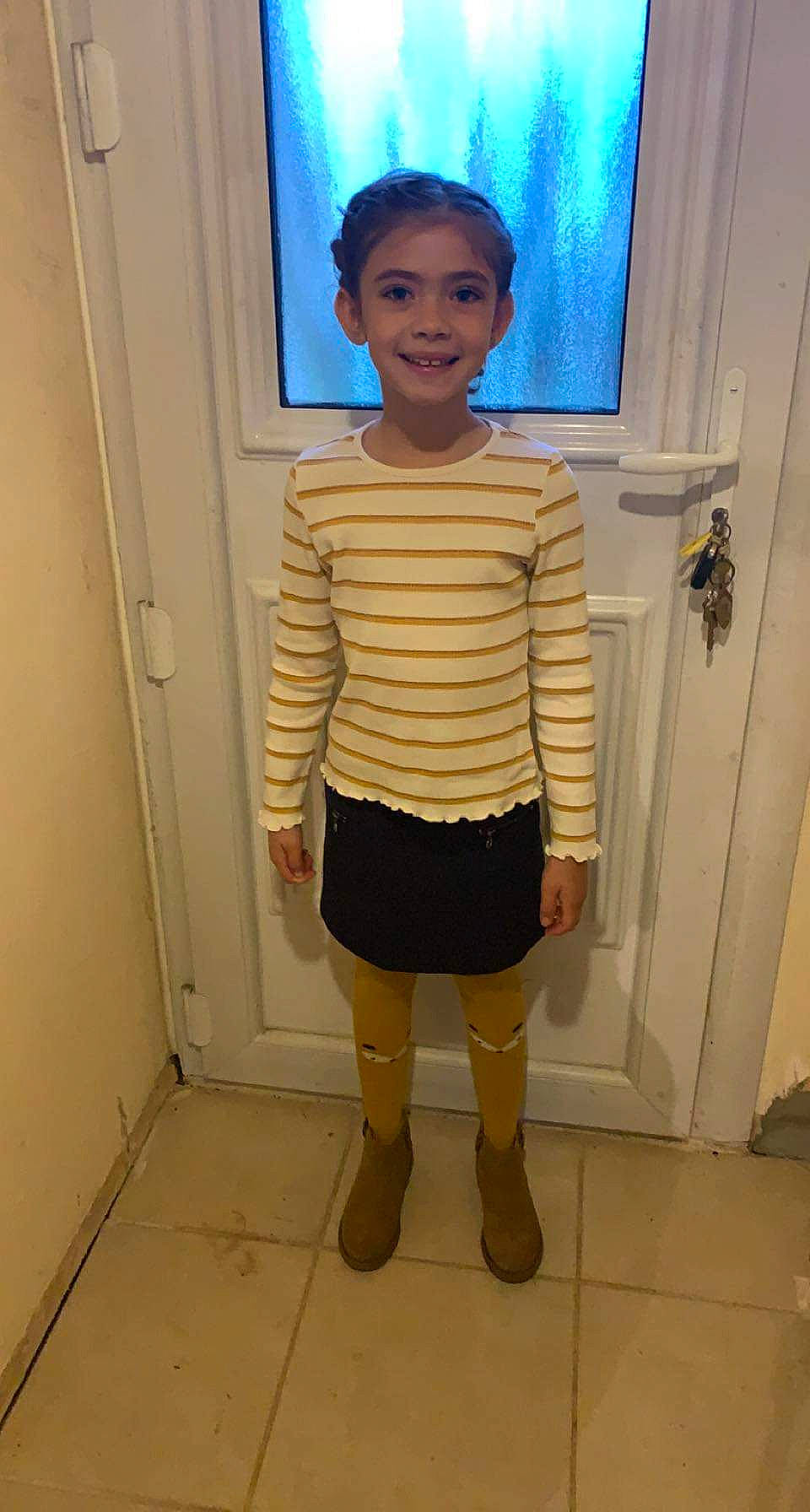 Kayhlia participe au concours pour gagner de l'argent avec cette photo : baby_toddler_clothing, blue, door, dress_shirt, electric_blue, fashion_design, head, human_leg, joy, knee, leg, pattern, person, sleeve, smile, sock, sportswear, standing, t_shirt, thigh