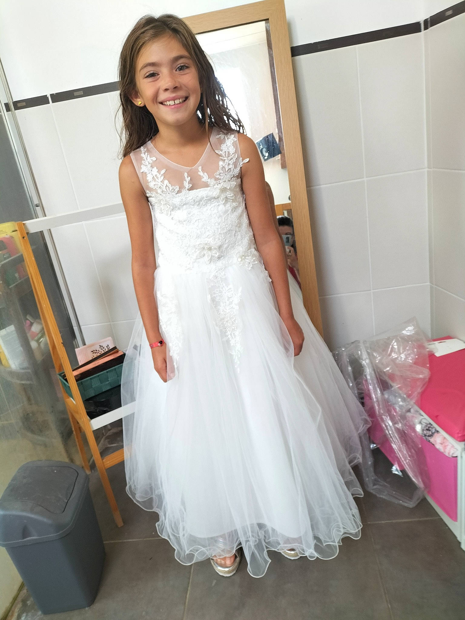 Kayhlia participe au concours pour gagner de l'argent avec cette photo : bridal_accessory, bridal_clothing, bridal_party_dress, bride, dress, embellishment, event, fashion_design, flash_photography, flooring, formal_wear, gown, happy, joy, long_hair, neck, person, shoulder, smile, waist