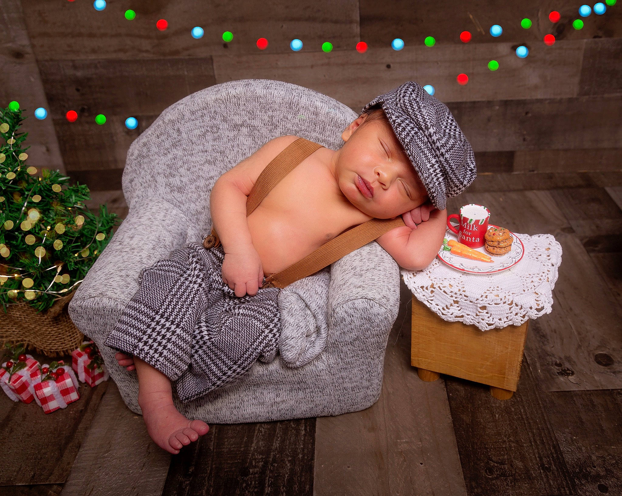 Otha is registered to the contest to win money with this photo: baby, baby_toddler_clothing, child, comfort, event, fashion_accessory, foot, fun, happy, hat, headwear, holiday, human_leg, lap, leisure, pattern, person, room, sandal, sitting
