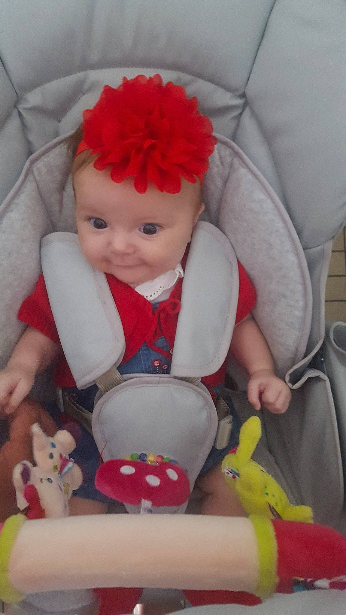 Clémence a rejoint le concours — aidez-le/la à gagner de superbes lots ! baby, baby_products, child, joy, person, red, sitting, sugar_paste, toddler, toy