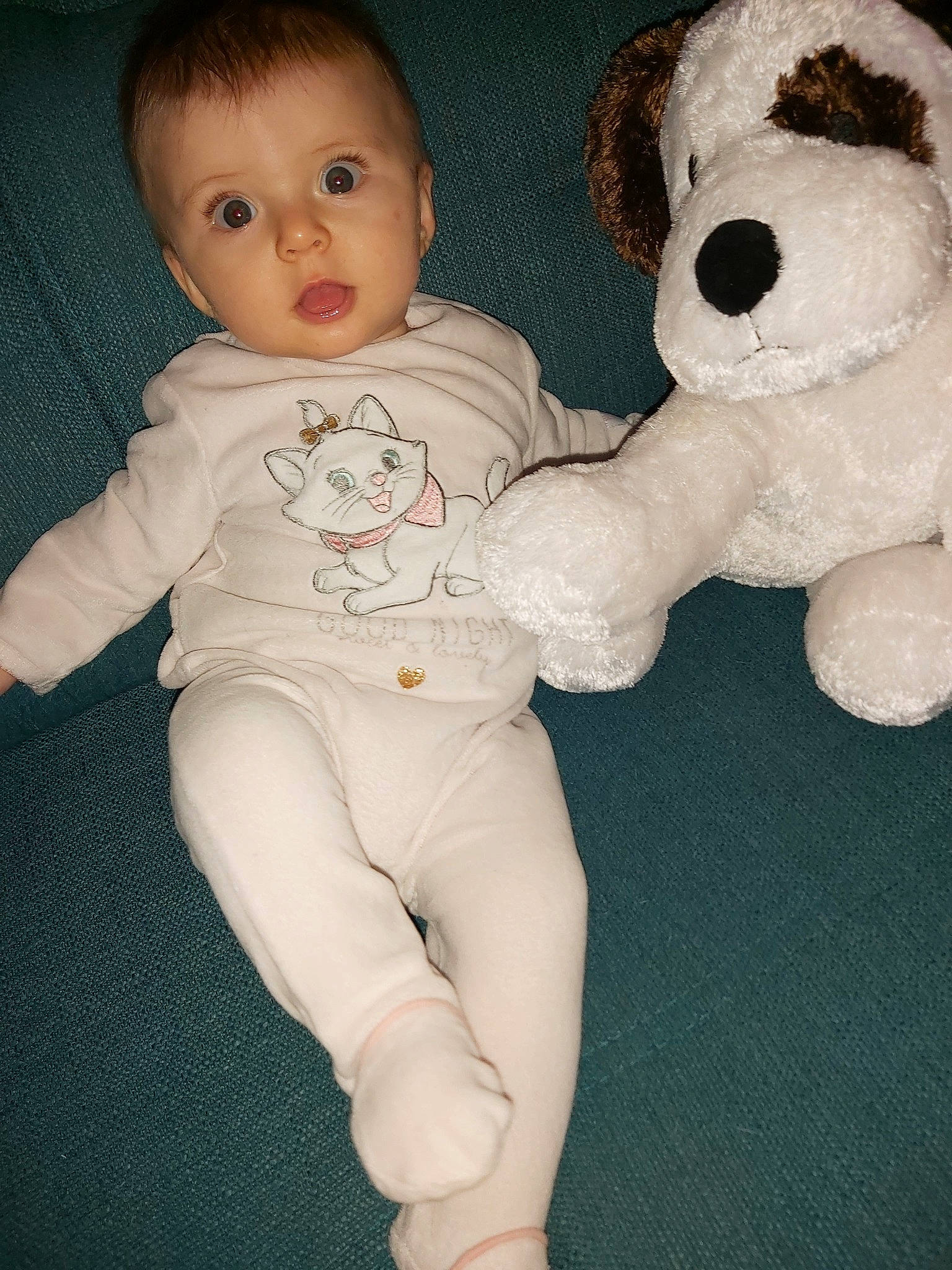 Clémence participe au concours pour gagner de l'argent avec cette photo : baby, baby_toys, brown_hair, cheek, child, doll, head, leg, person, plush, skin, stuffed_toy, surprise, teddy_bear, toddler, toy, trunk