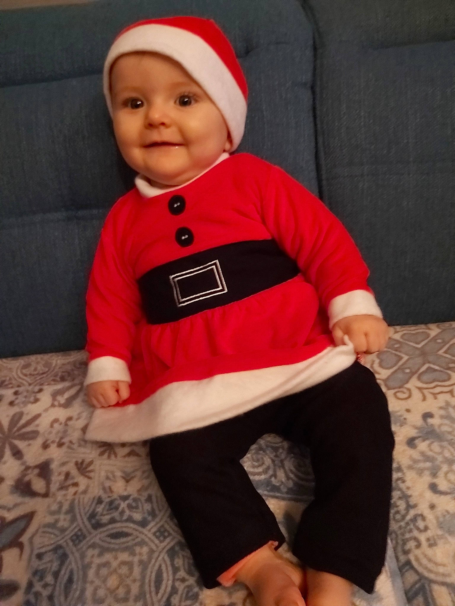 Clémence a rejoint le concours — aidez-le/la à gagner de superbes lots ! baby, beanie, child, christmas, christmas_eve, clothing, fictional_character, headgear, headwear, holiday, joy, outerwear, person, red, santa_claus, sleeve, smile, standing, t_shirt, toddler