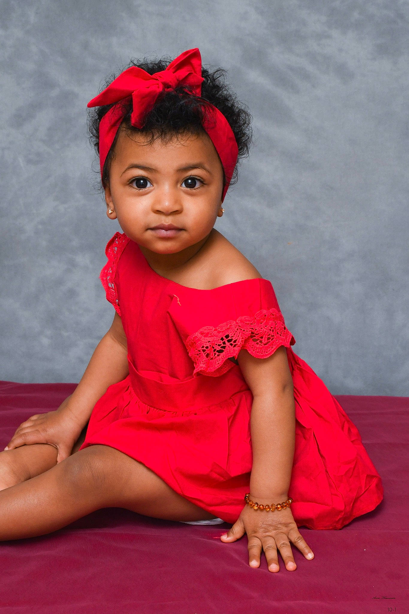 Naomie a rejoint le concours — aidez-le/la à gagner de superbes lots ! baby_toddler_clothing, black_hair, child, day_dress, dress, face, fashion_accessory, fashion_design, flash_photography, flooring, happy, headpiece, human_leg, jewellery, lip, magenta, person, pink, sitting, skin