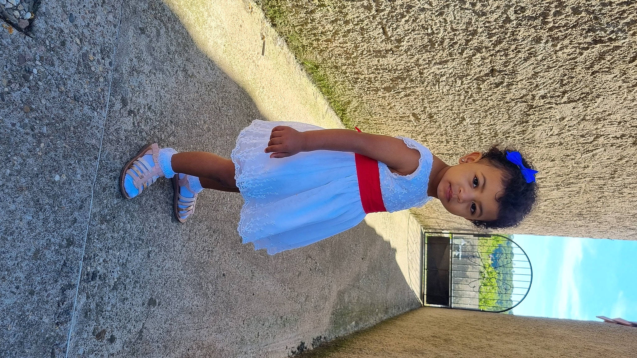 Naomie participe au concours pour gagner de l'argent avec cette photo : asphalt, azure, child, concrete, elbow, electric_blue, fun, grass, human_leg, leisure, people_in_nature, person, play, road_surface, sand, shadow, soil, toddler, travel, walking_shoe