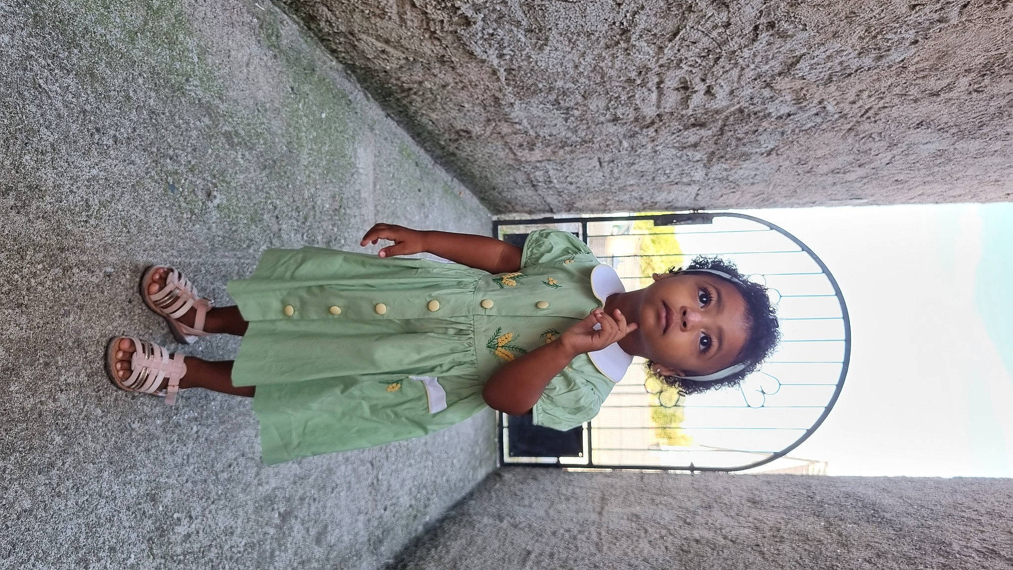 Naomie a rejoint le concours — aidez-le/la à gagner de superbes lots ! baby, baby_toddler_clothing, child, concrete, fun, happy, hat, human_leg, leisure, person, sandal, shadow, sitting, smile, toddler, vacation, wall, water