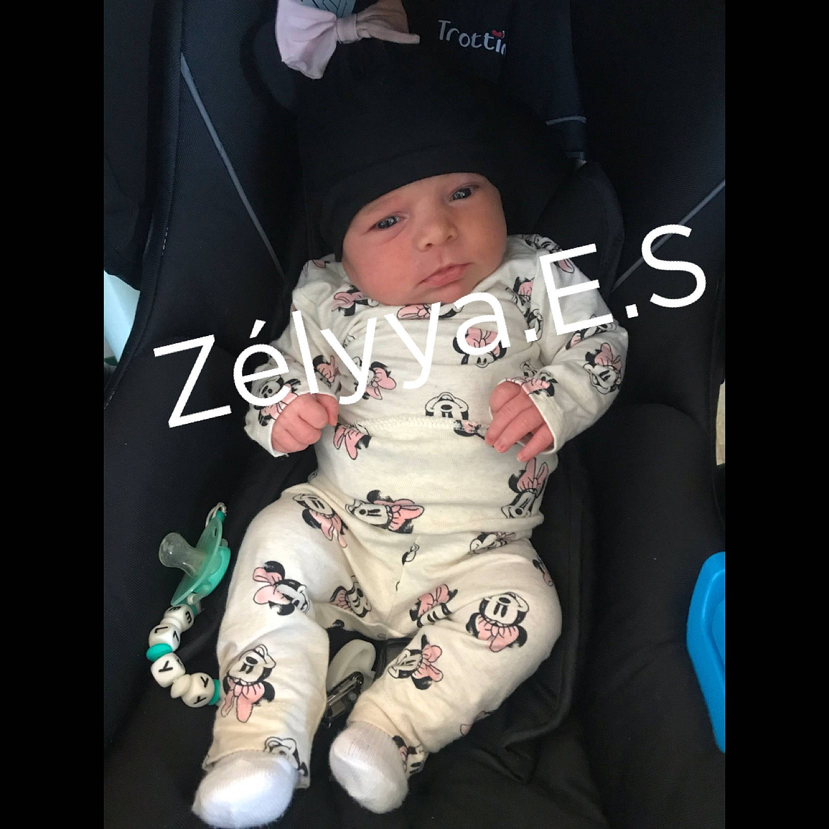 Zélyya a rejoint le concours — aidez-le/la à gagner de superbes lots ! arm, baby, baby_products, baby_toddler_clothing, cap, cheek, comfort, flash_photography, foot, happy, headgear, headwear, human_leg, knee, pattern, person, sitting, skin, sleeve, thigh