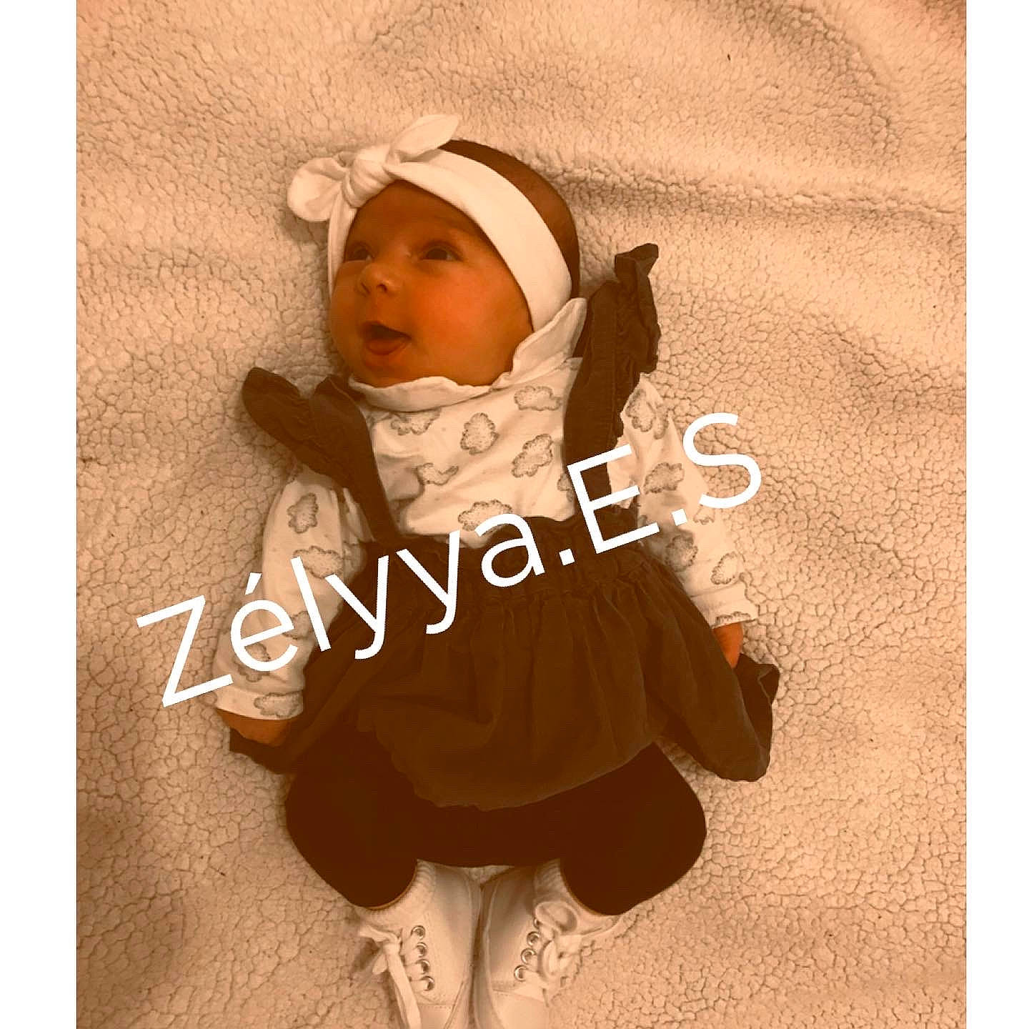 Zélyya participe au concours pour gagner de l'argent avec cette photo : baby, baby_sleeping, baby_toddler_clothing, child, comfort, dress, electronic_device, facial_expression, fashion_accessory, font, happy, headgear, headwear, linens, outerwear, pattern, person, product, sleeve, t_shirt