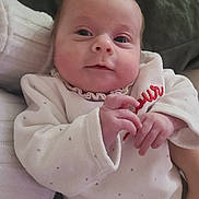 Léïa a rejoint le concours — aidez-le/la à gagner de superbes lots ! baby, blanket, child, comfort, couch, cute, expression, eyes, face, hands, indoor, infant, newborn, person, polka_dots, portrait, skin, soft_texture, white_clothing, young_child