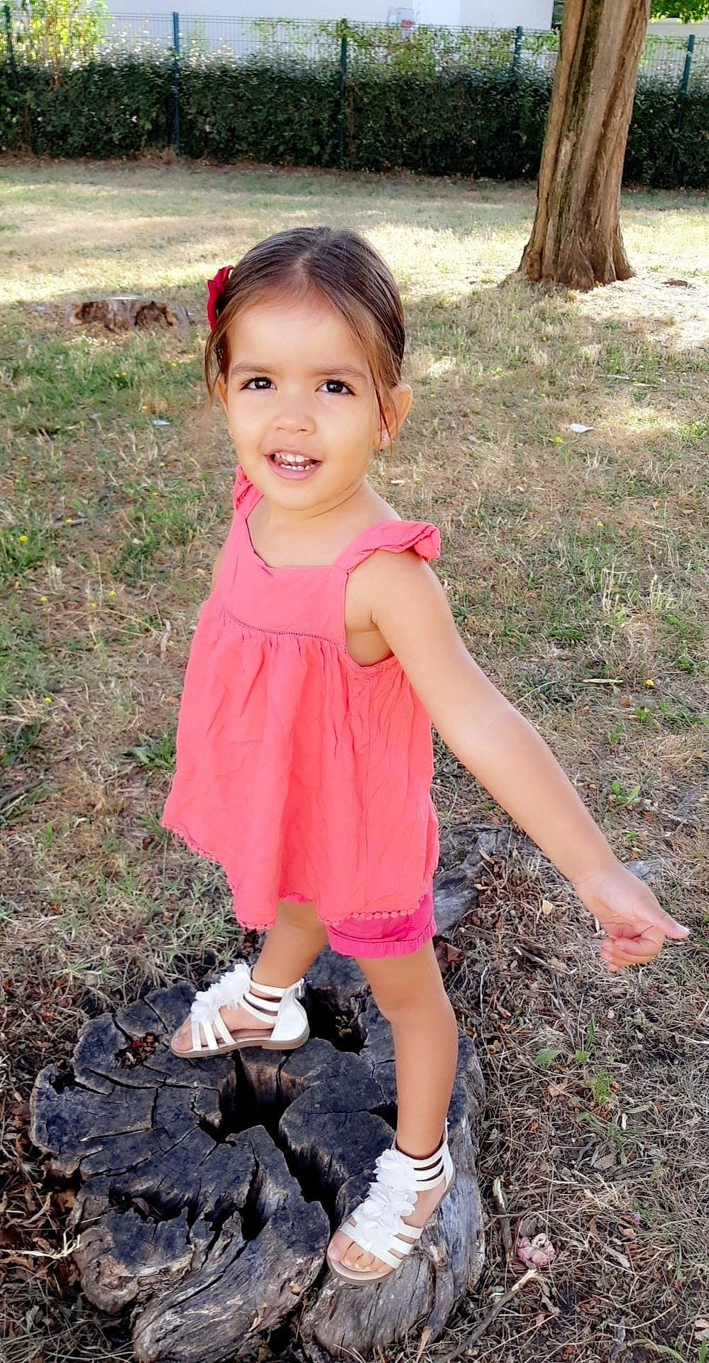 Nora a rejoint le concours — aidez-le/la à gagner de superbes lots ! baby_toddler_clothing, botany, dress, eye, face, footwear, grass, hair, happy, head, human_body, joy, leaf, leisure, people_in_nature, person, pink, plant, shoe, smile