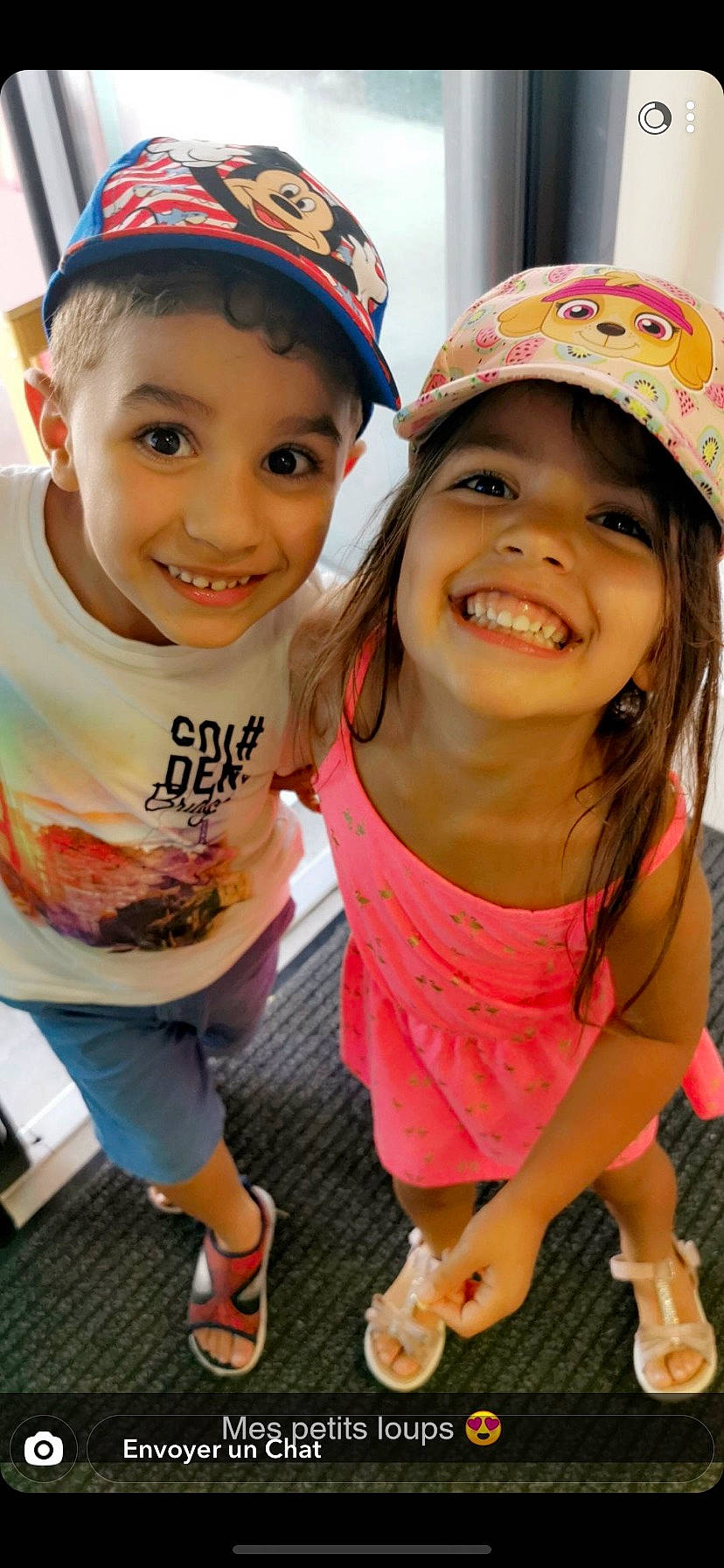 Nora a rejoint le concours — aidez-le/la à gagner de superbes lots ! baseball_cap, cap, cool, facial_expression, fun, hand, happy, headgear, headwear, human, human_body, joy, leisure, lip, organ, person, photograph, pink, skin, smile