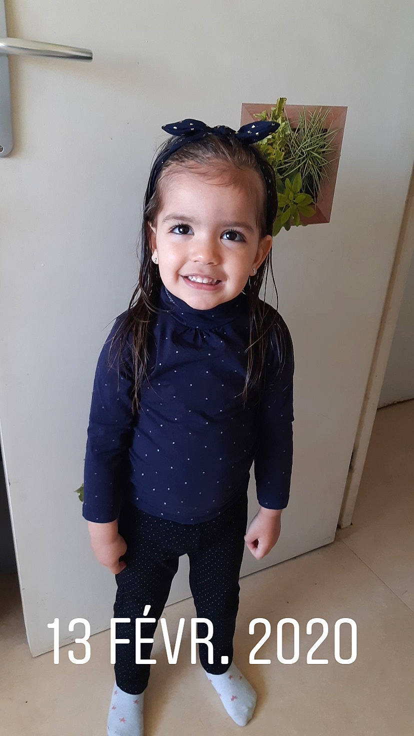 Nora a rejoint le concours — aidez-le/la à gagner de superbes lots ! blond, electric_blue, fashion_accessory, fashion_design, flash_photography, flooring, formal_wear, gesture, hair, happy, jewellery, joy, leggings, neck, pattern, person, sleeve, smile, t_shirt, thigh