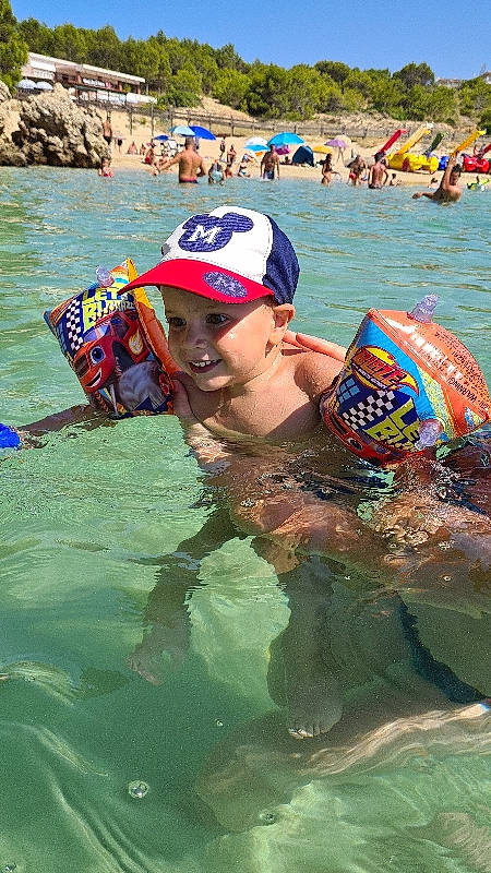 Tizio a rejoint le concours — aidez-le/la à gagner de superbes lots ! baseball_cap, boats_and_boating_equipment_and_supplies, cap, fun, goggles, headgear, headwear, joy, lake, leisure, lifejacket, outdoor_recreation, person, personal_protective_equipment, recreation, reservoir, sky, sports, travel, tree