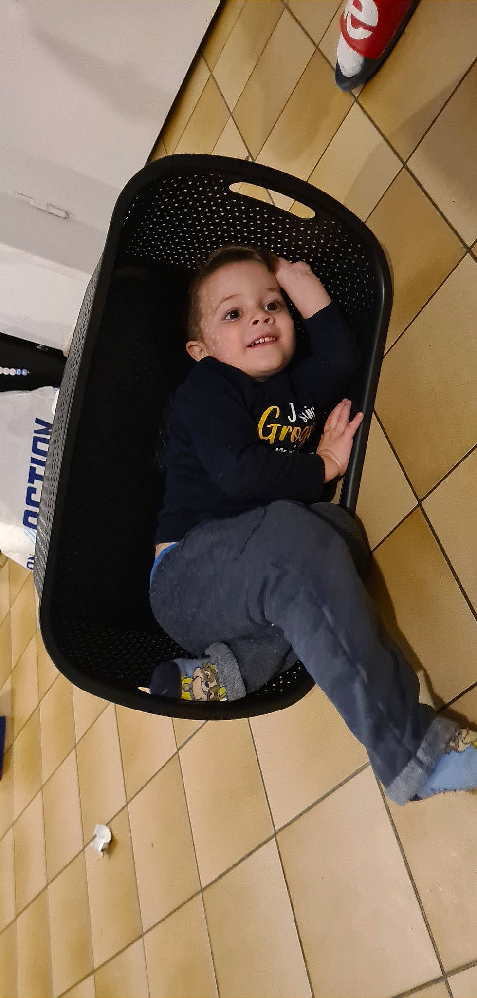 Tizio participe au concours pour gagner de l'argent avec cette photo : baby_toddler_clothing, chair, child, comfort, electric_blue, flash_photography, floor, flooring, fun, human_leg, knee, lap, leg, person, purple, shoe, smile, snapshot, sneakers, thigh