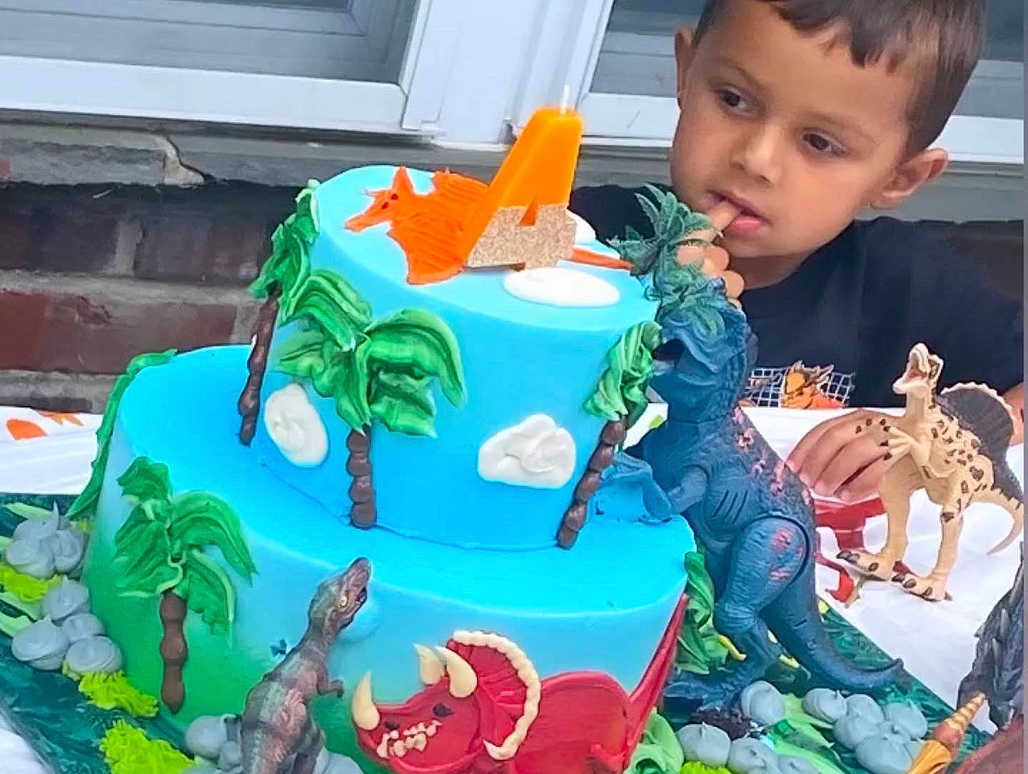 Malakai is registered to the contest to win money with this photo: art, baked_goods, birthday, birthday_cake, buttercream, cake, cake_decorating, cake_decorating_supply, cream, cuisine, fondant, food, green, icing, kuchen, person, plant, sugar_cake, sugar_paste, sweetness