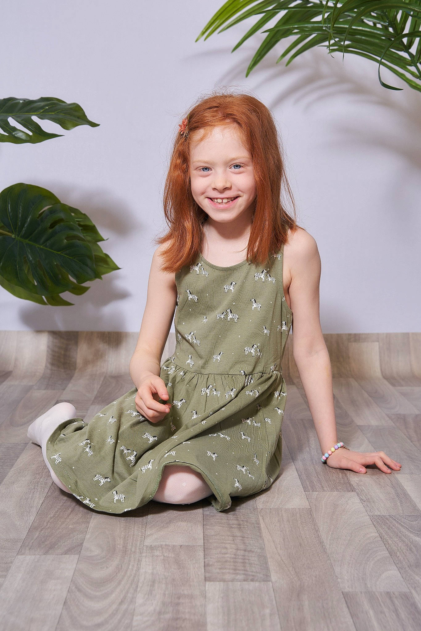 Camelya a rejoint le concours — aidez-le/la à gagner de superbes lots ! clothing, dress, facial_expression, fashion, flash_photography, flooring, grass, hair, hairstyle, happy, joint, joy, person, plant, shoulder, skin, sleeve, smile, standing, thigh