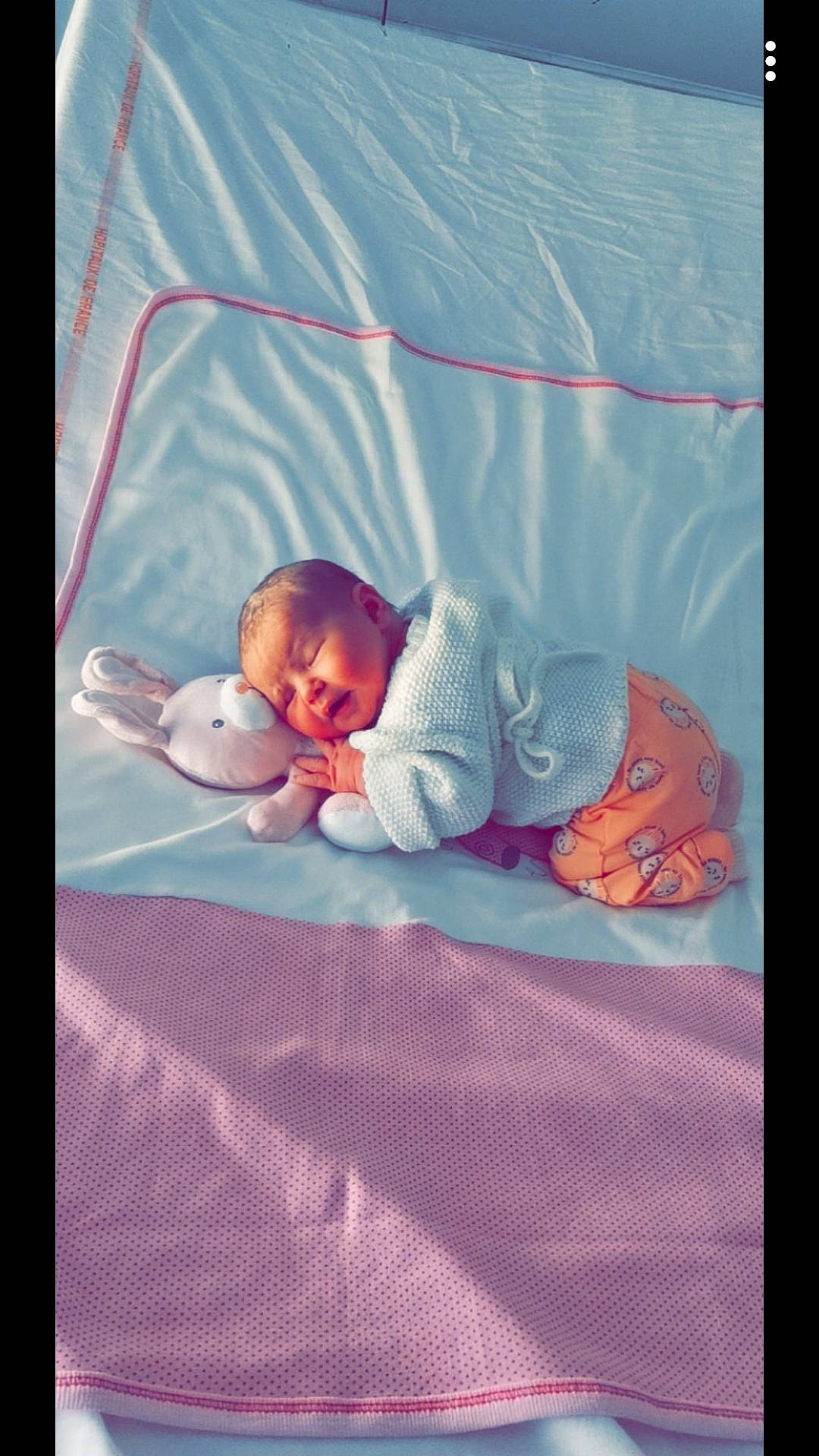 Alma participe au concours pour gagner de l'argent avec cette photo : baby, baby_products, bed, bedding, bedtime, child, comfort, crawling, flooring, font, illustration, leisure, linens, magenta, nap, pattern, person, room, sitting, sleep