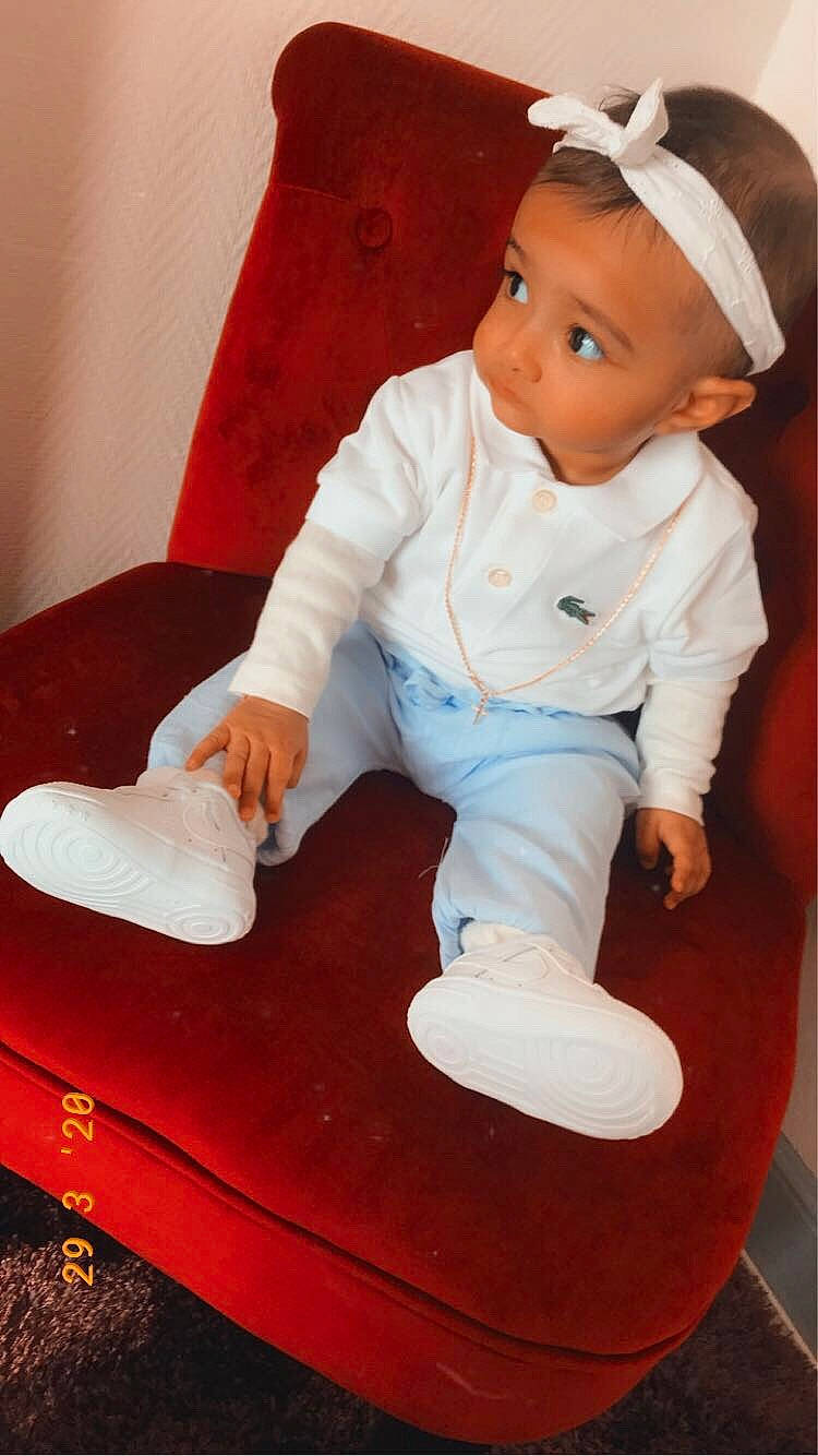 Ilyana a rejoint le concours — aidez-le/la à gagner de superbes lots ! baby, baby_toddler_clothing, cap, carmine, cheek, child, comfort, face, flooring, hat, human_leg, person, shoe, sitting, skin, sleeve, sneakers, sock, thumb, toddler