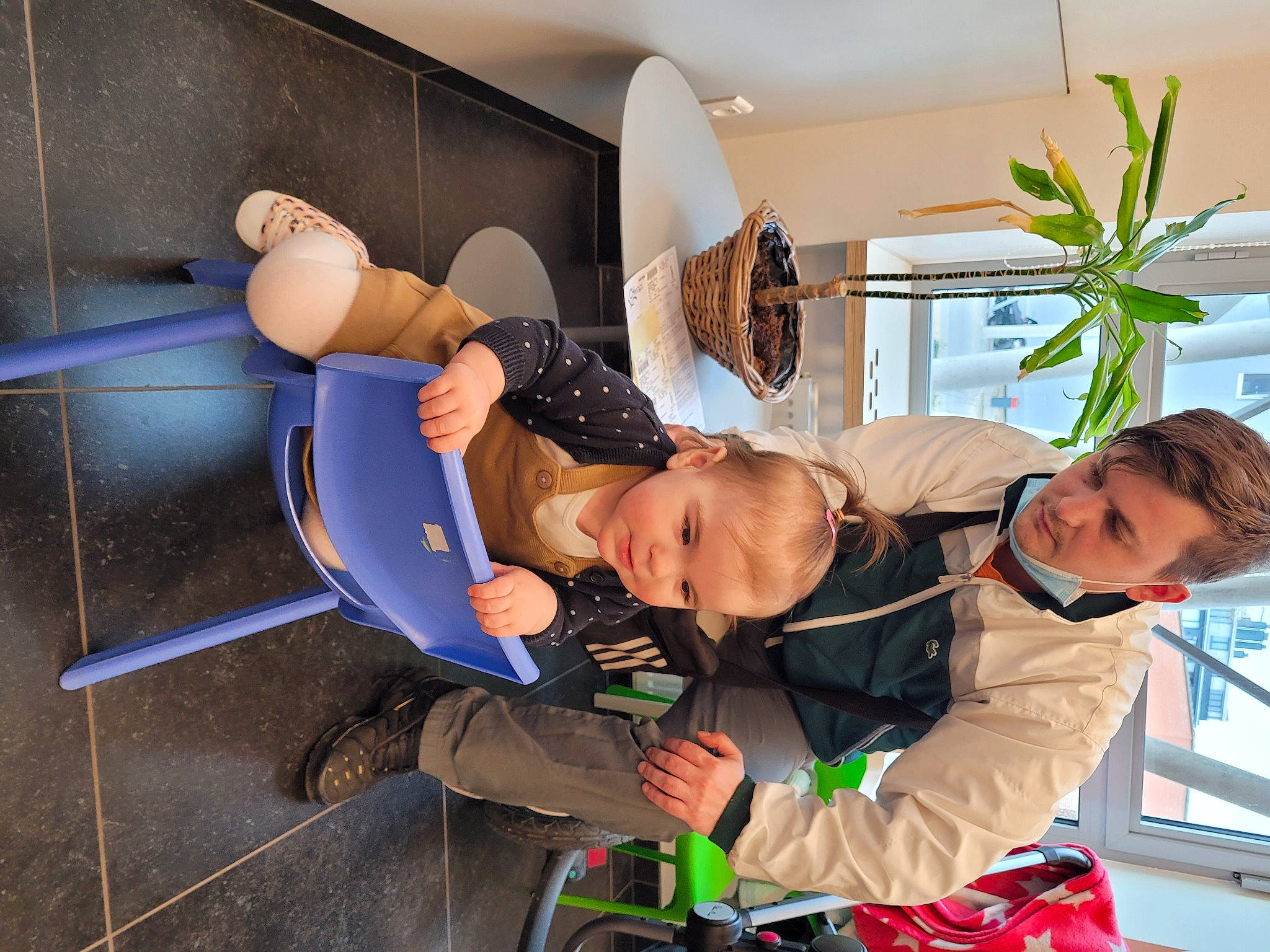 Milla a rejoint le concours — aidez-le/la à gagner de superbes lots ! backpack, bag, comfort, event, eyewear, flowerpot, fun, houseplant, leisure, luggage_and_bags, person, photograph, plant, room, sitting, snapshot, window