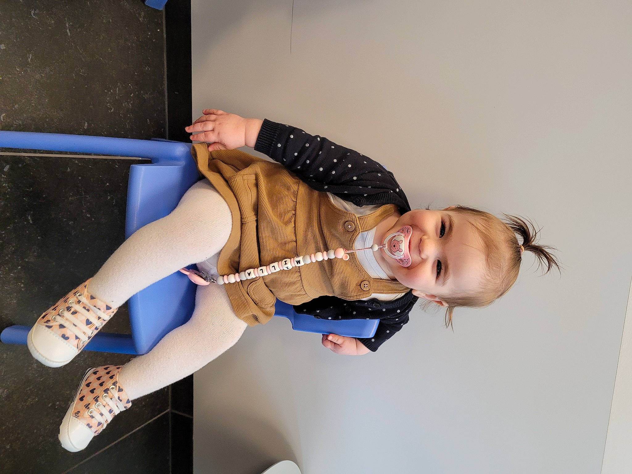 Milla participe au concours pour gagner de l'argent avec cette photo : arm, dress, elbow, electric_blue, entertainment, fashion_design, finger, flash_photography, fun, happy, human_leg, jewellery, joy, knee, performing_arts, person, smile, sportswear, street_fashion, thigh