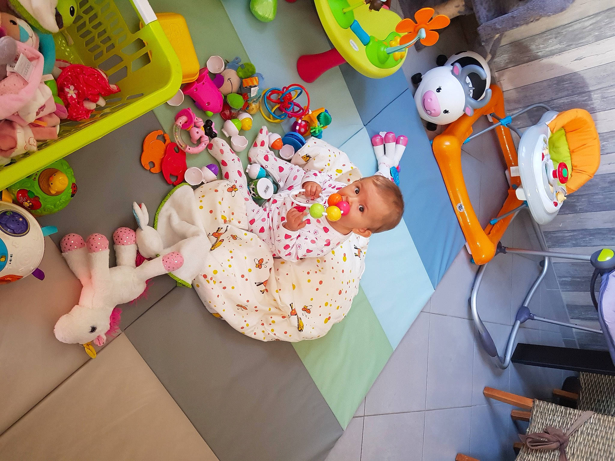 Hailey a rejoint le concours — aidez-le/la à gagner de superbes lots ! animation, baby_toys, child, person, play, plush, room, stuffed_toy, toy