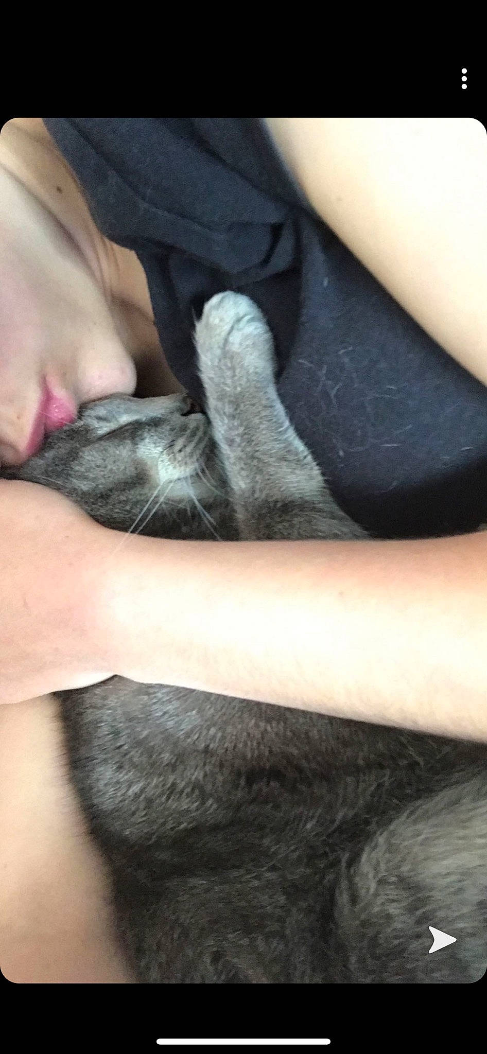 Mimique participe au concours pour gagner de l'argent avec cette photo : arm, black_hair, finger, hair, hand, human_leg, joint, leg, long_hair, mouth, muscle, nail, thigh