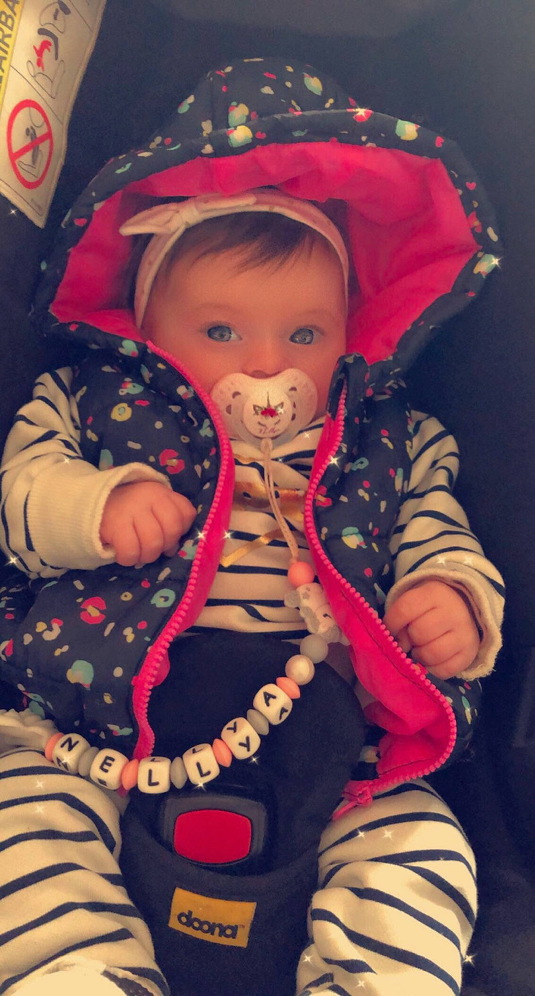 Nellya a rejoint le concours — aidez-le/la à gagner de superbes lots ! baby, baby_carriage, baby_products, baby_toddler_clothing, cap, carmine, cheek, child, fashion_accessory, fun, hat, magenta, pattern, peach, person, personal_protective_equipment, pink, purple, sitting, sleeve