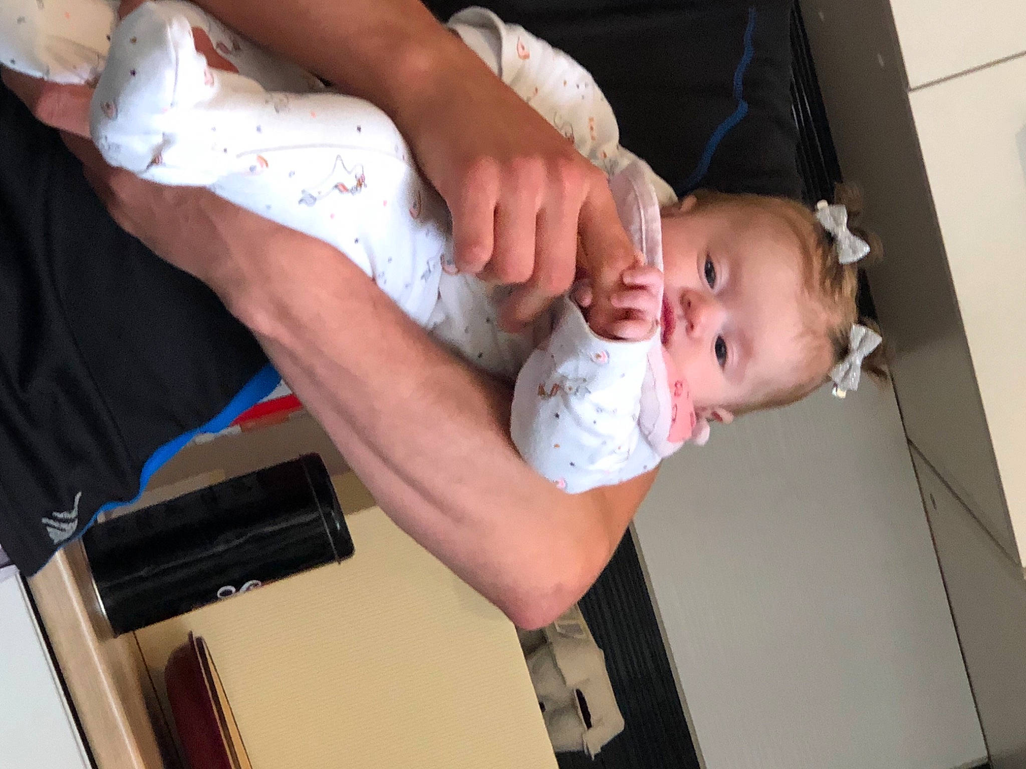 Nellya a rejoint le concours — aidez-le/la à gagner de superbes lots ! abdomen, baby, baby_products, baby_toddler_clothing, child, comfort, elbow, finger, foot, gesture, hand, human_leg, joint, luggage_and_bags, nail, person, sleeve, thumb, toddler, trunk