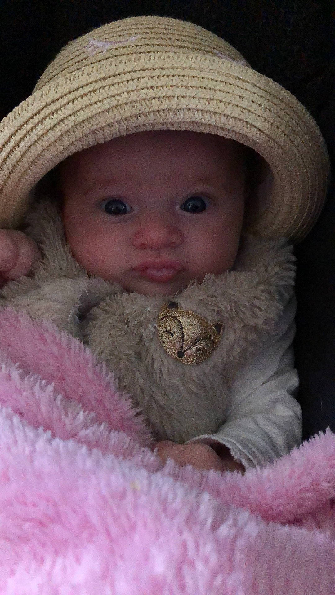 Nellya participe au concours pour gagner de l'argent avec cette photo : baby, baby_toddler_clothing, cap, cheek, chin, comfort, costume_hat, eye, eyebrow, fedora, hat, headgear, headwear, iris, lip, nose, organ, person, pink, skin