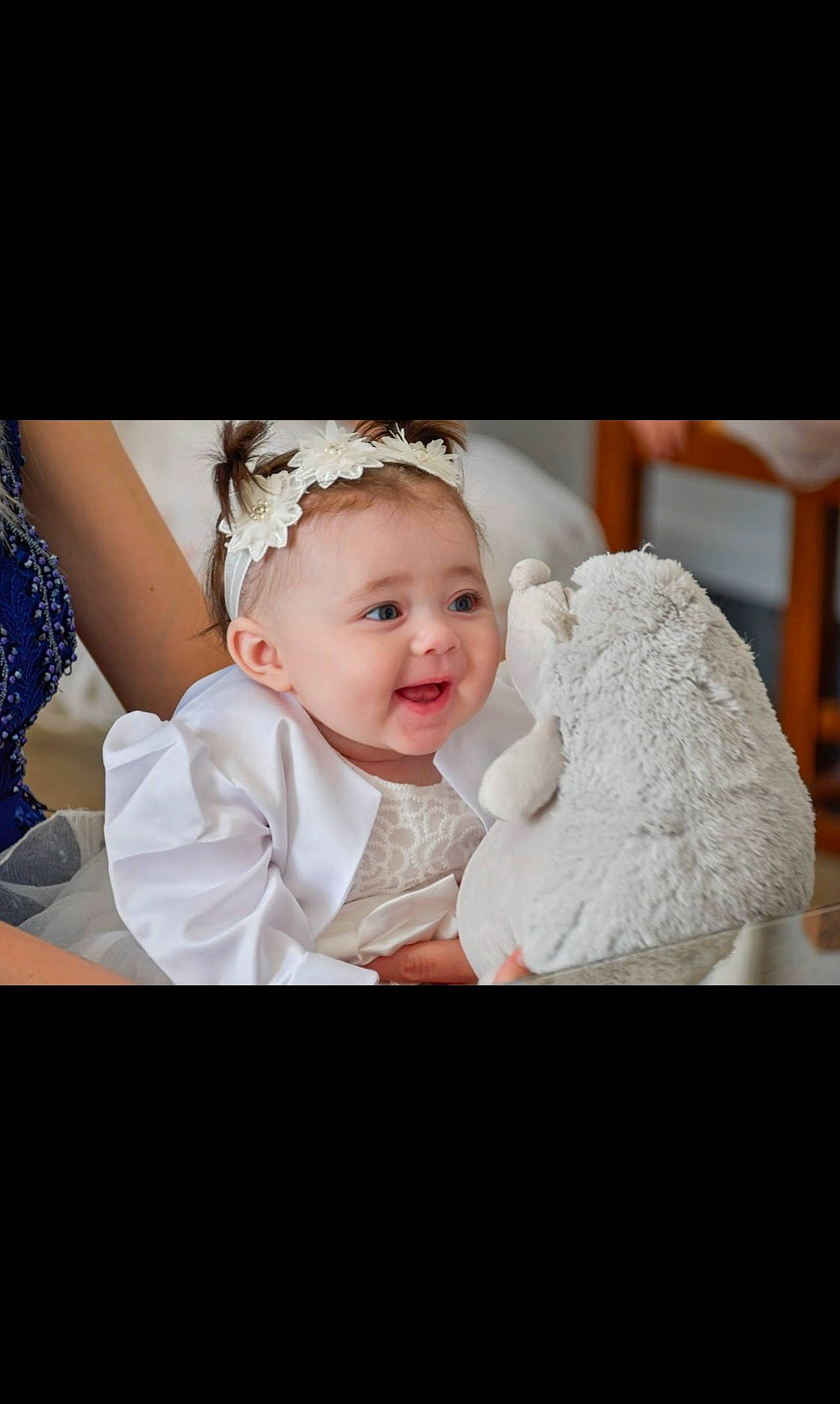 Naëly a rejoint le concours — aidez-le/la à gagner de superbes lots ! baby, baby_toddler_clothing, bridal_accessory, bridal_clothing, child, comfort, event, fashion_accessory, flash_photography, formal_wear, fur, gesture, hair_accessory, happy, headpiece, pattern, person, sitting, sleeve, smile