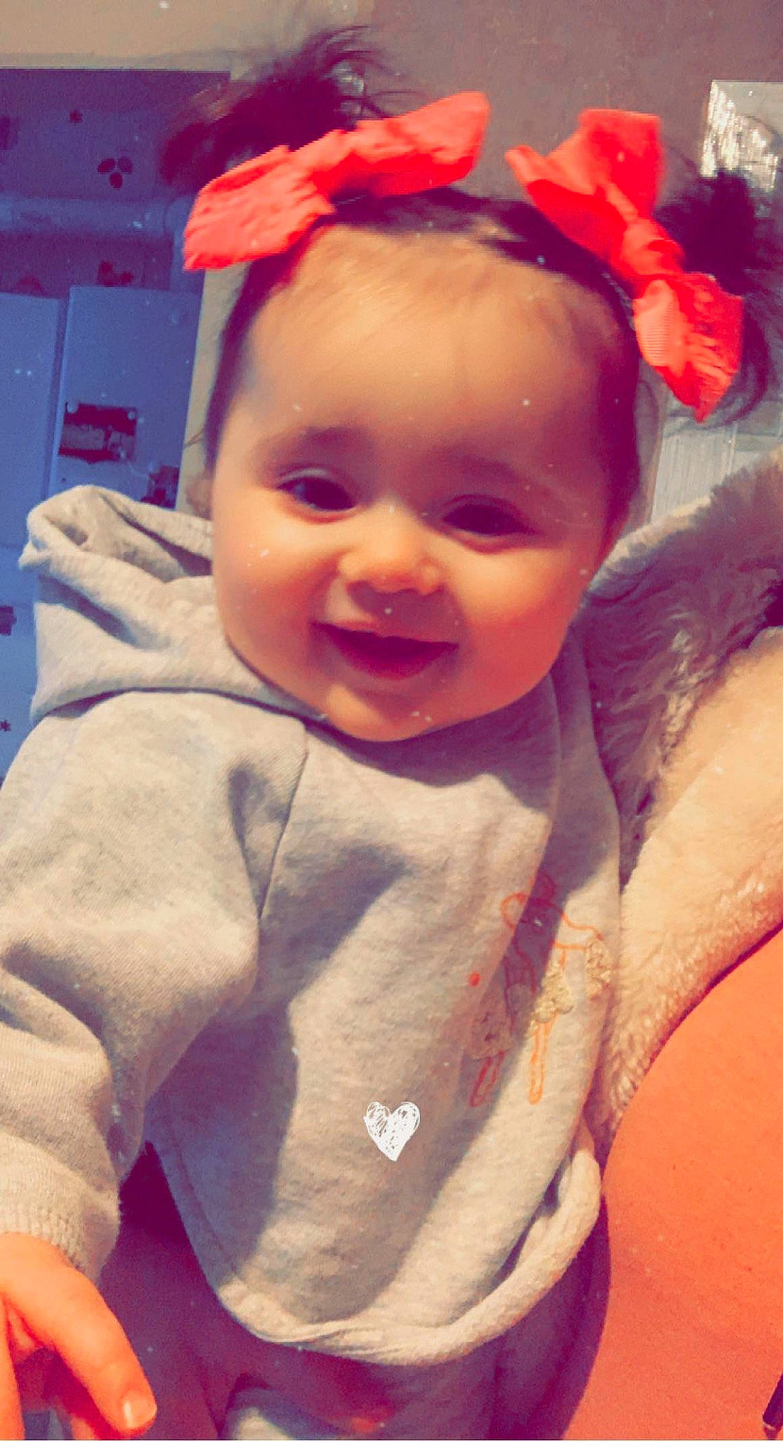 Naëly participe au concours pour gagner de l'argent avec cette photo : baby, baby_toddler_clothing, cheek, cool, eye, happy, head, headgear, human_body, iris, lip, mouth, nose, person, pink, plant, skin, sleeve, smile, textile