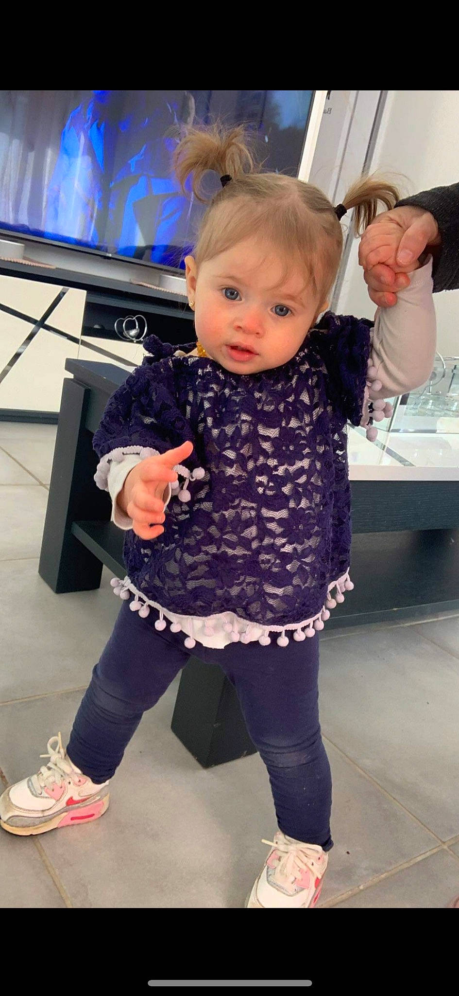 Nellya a rejoint le concours — aidez-le/la à gagner de superbes lots ! baby_toddler_clothing, child, electric_blue, eye, fun, gesture, hand, human_leg, joint, leg, person, purple, shoe, shoulder, sleeve, snapshot, standing, television, thumb, toddler