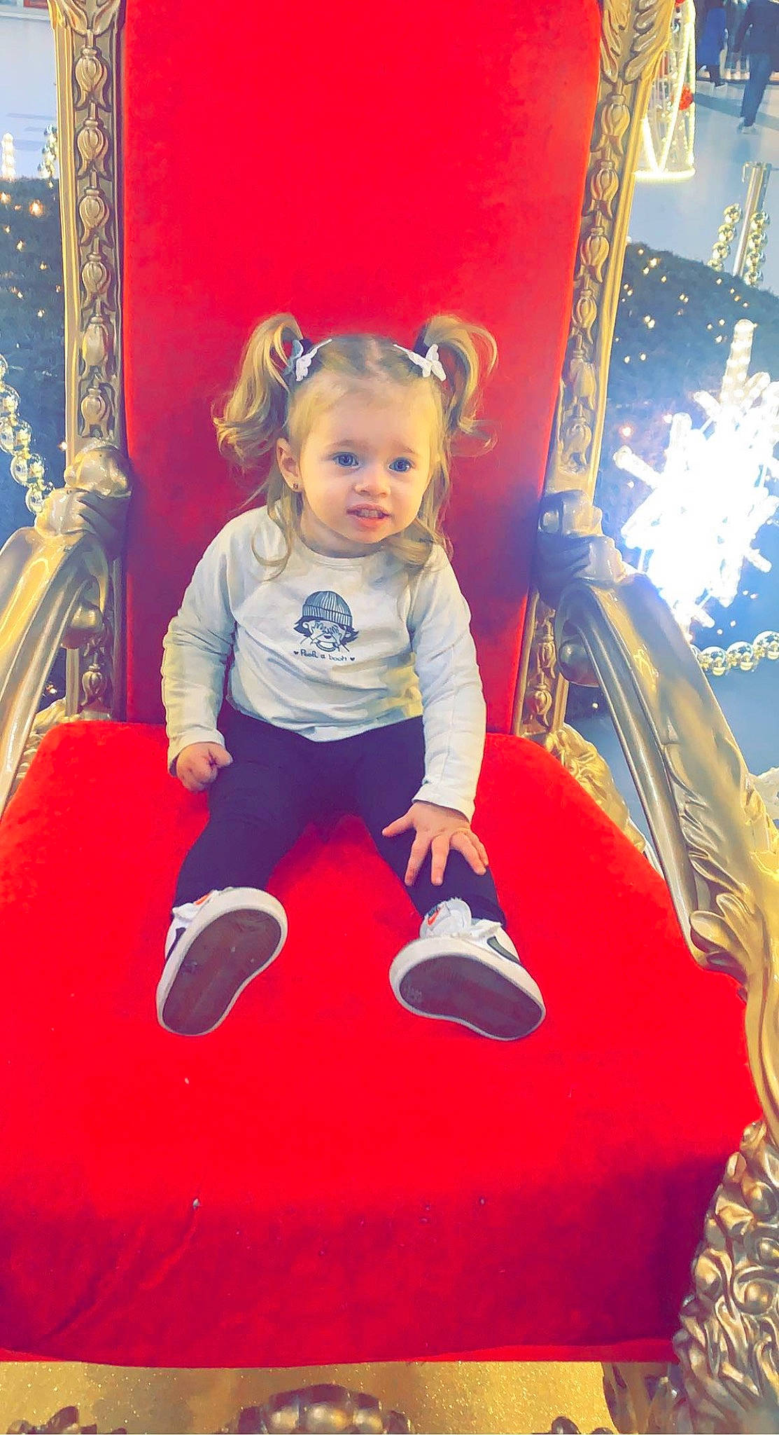 Nellya participe au concours pour gagner de l'argent avec cette photo : baby, baby_toddler_clothing, carpet, child, electric_blue, flooring, fun, happy, leisure, magenta, outdoor_play_equipment, person, picture_frame, play, playground, recreation, room, sitting, t_shirt, toddler