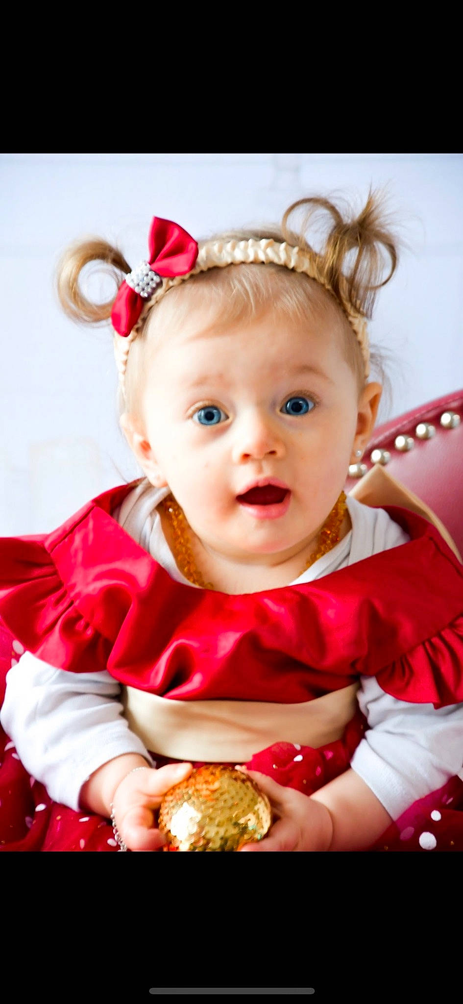 Nellya participe au concours pour gagner de l'argent avec cette photo : baby, baby_toddler_clothing, child, costume_hat, dress, event, fashion_accessory, food_craving, hair_accessory, happy, headband, headpiece, jewellery, peach, person, pink, red, sleeve, surprise, sweetness