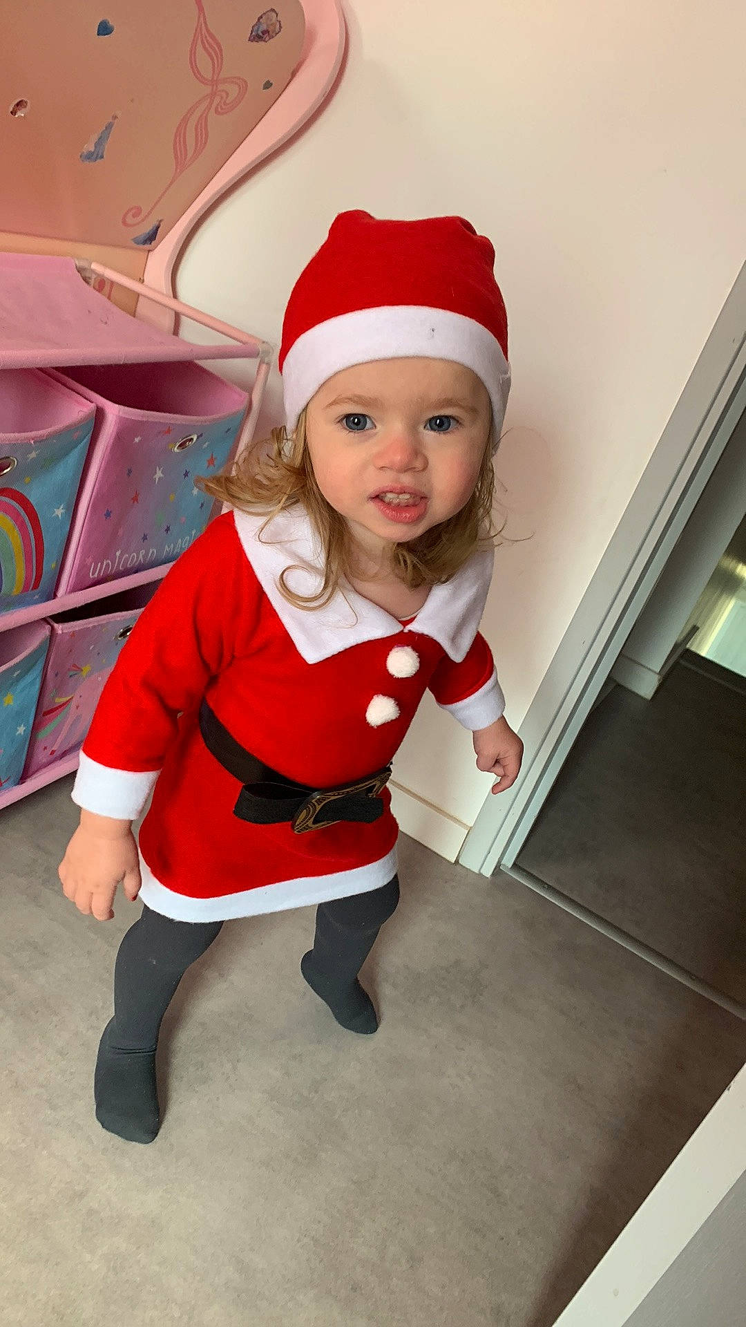 Nellya a rejoint le concours — aidez-le/la à gagner de superbes lots ! cap, carmine, child, christmas, christmas_eve, costume, costume_hat, event, fashion_accessory, fictional_character, fun, hat, headgear, headwear, holiday, person, room, santa_claus, sleeve, smile